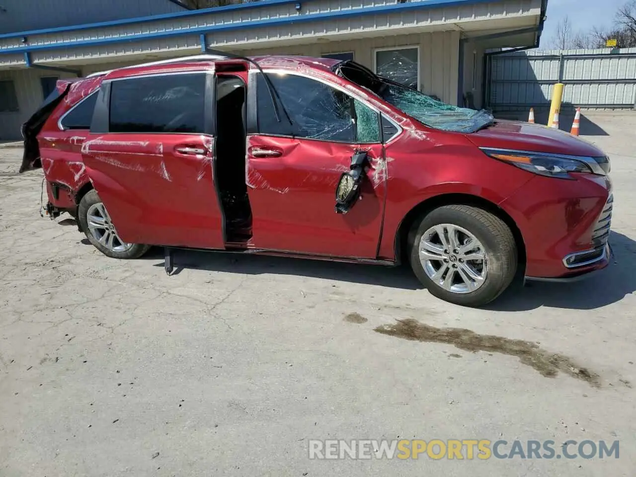 4 Photograph of a damaged car 5TDESKFC3RS134363 TOYOTA SIENNA 2024