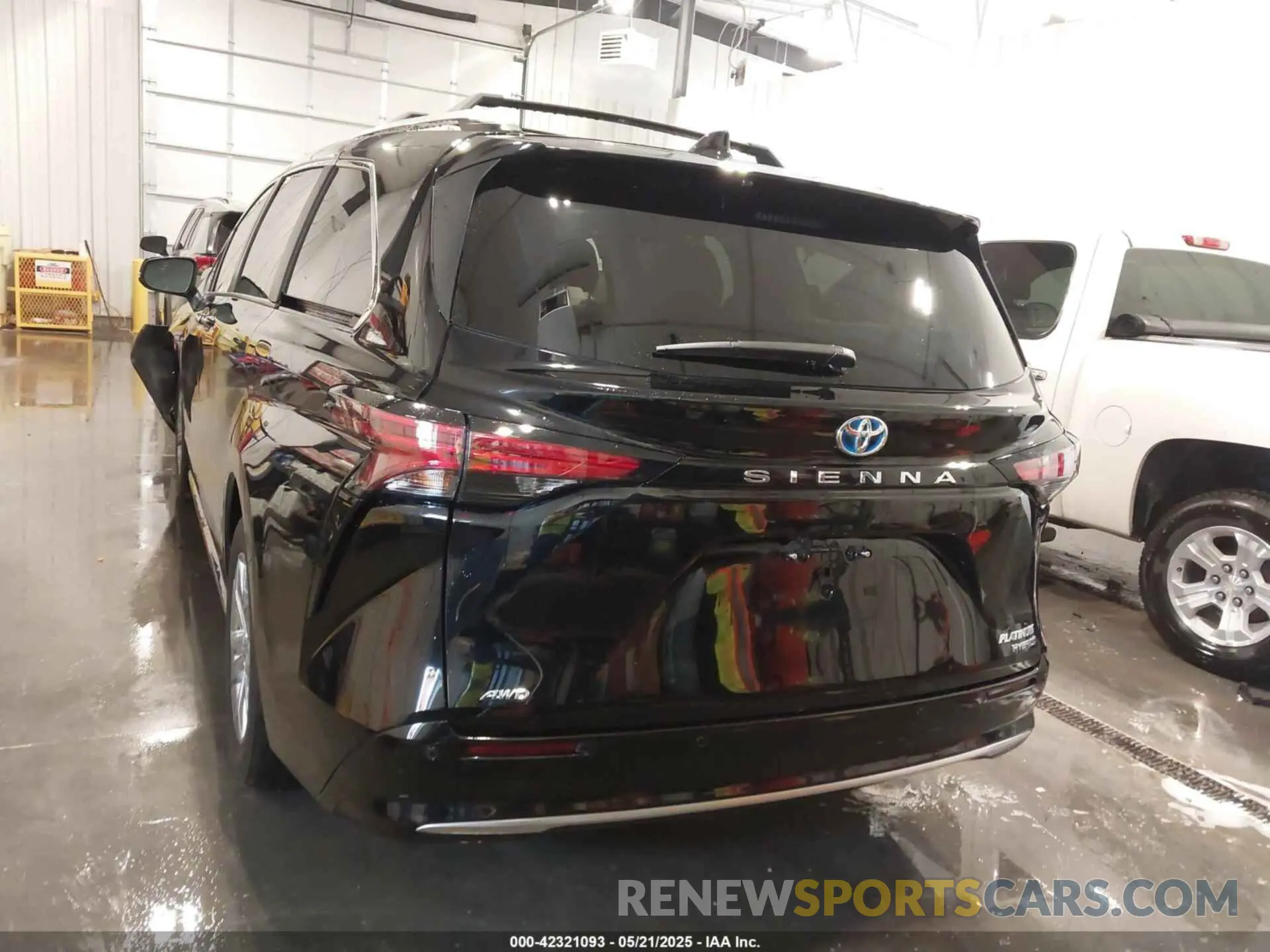 17 Photograph of a damaged car 5TDESKFC3RS145914 TOYOTA SIENNA 2024