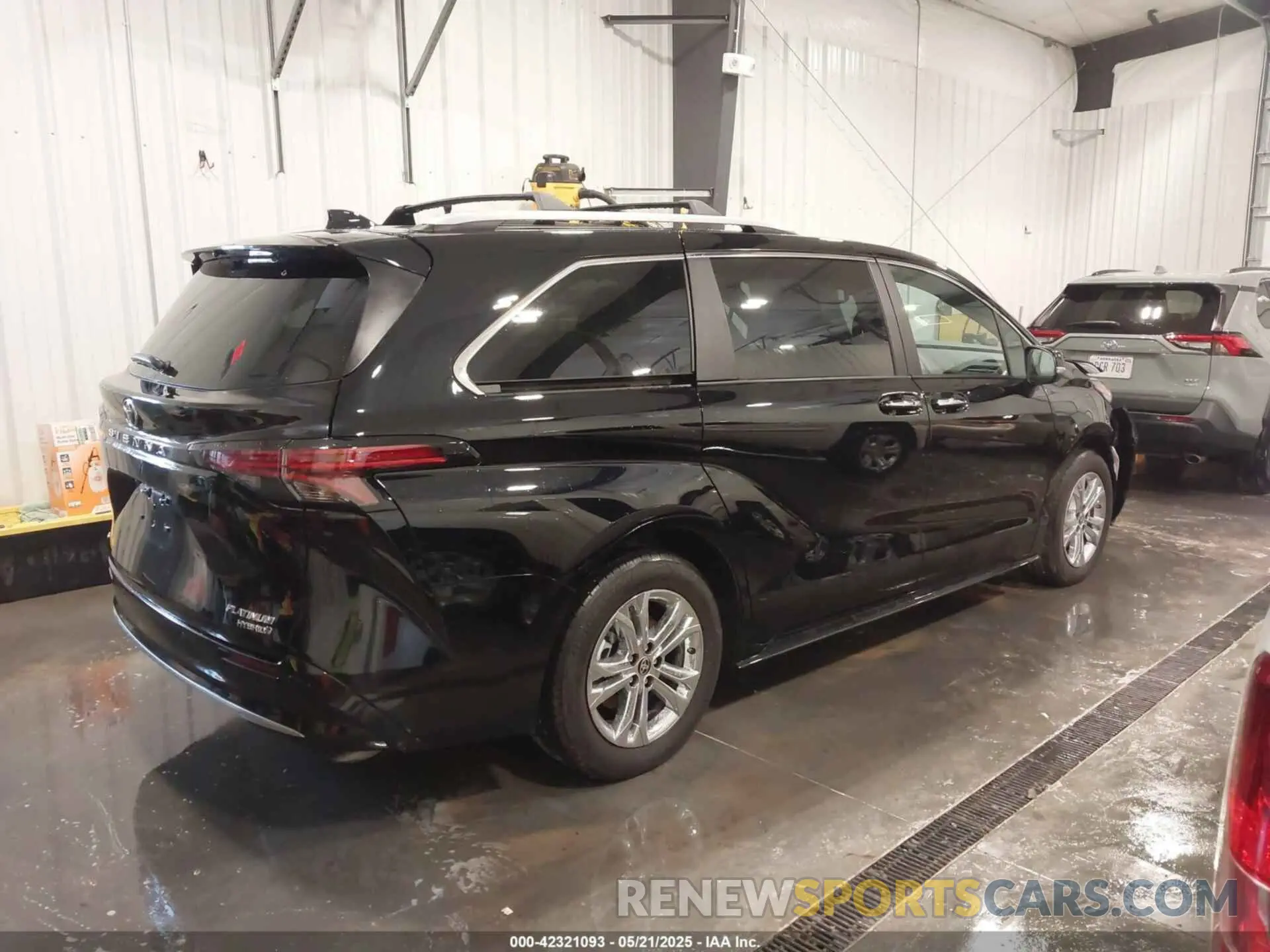 4 Photograph of a damaged car 5TDESKFC3RS145914 TOYOTA SIENNA 2024