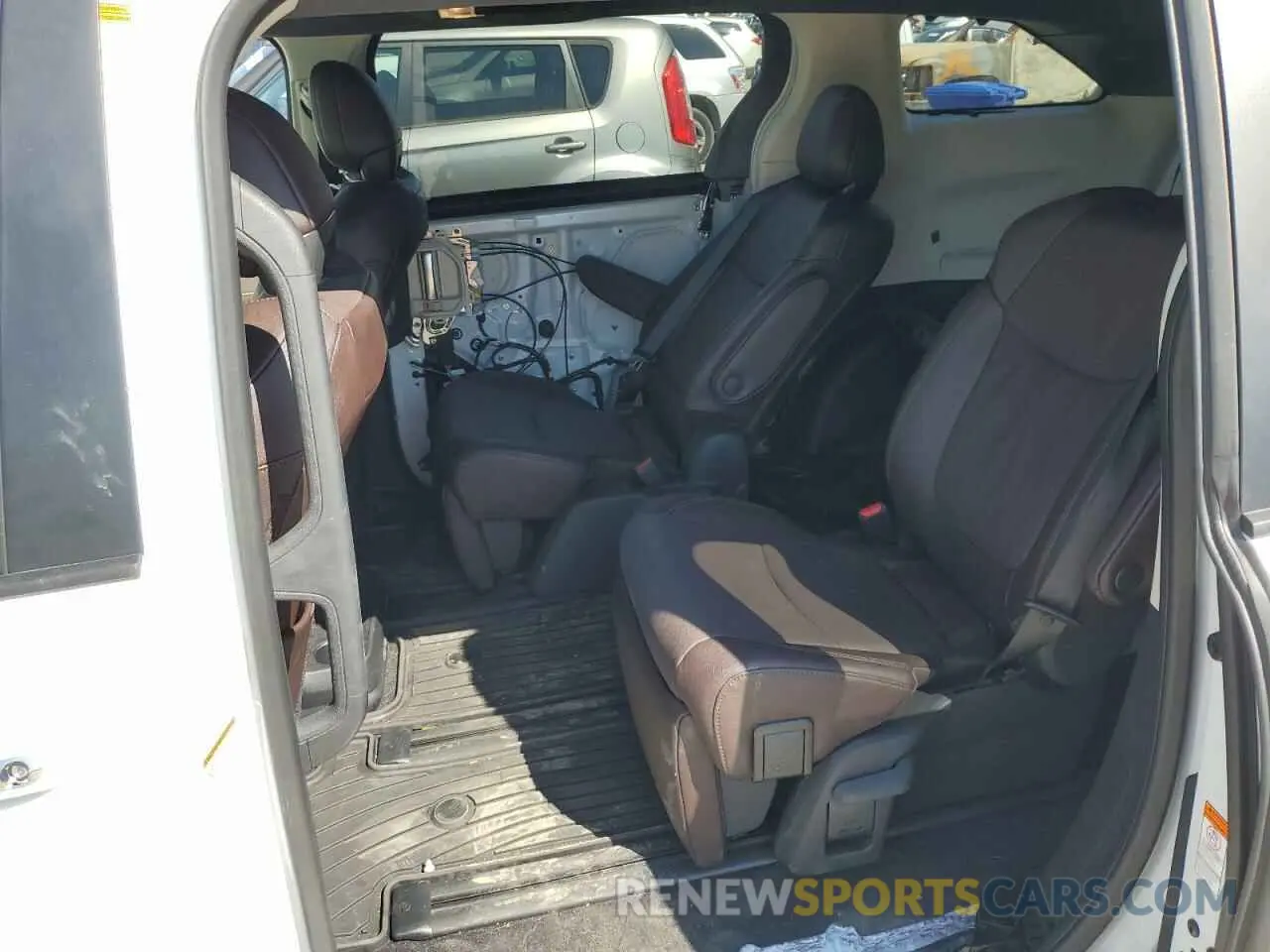 10 Photograph of a damaged car 5TDESKFC5RS142111 TOYOTA SIENNA 2024
