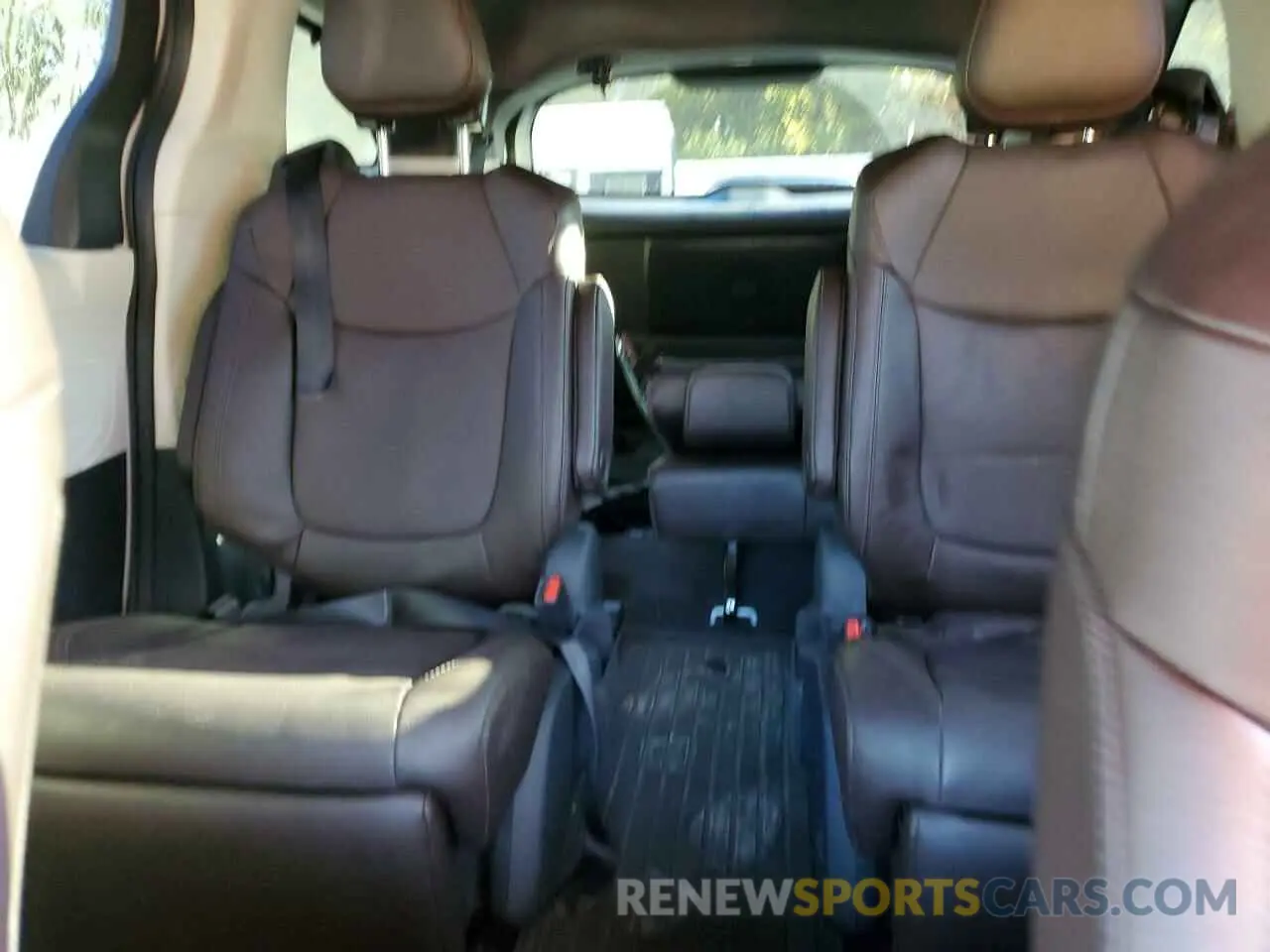 10 Photograph of a damaged car 5TDESKFCXRS113056 TOYOTA SIENNA 2024