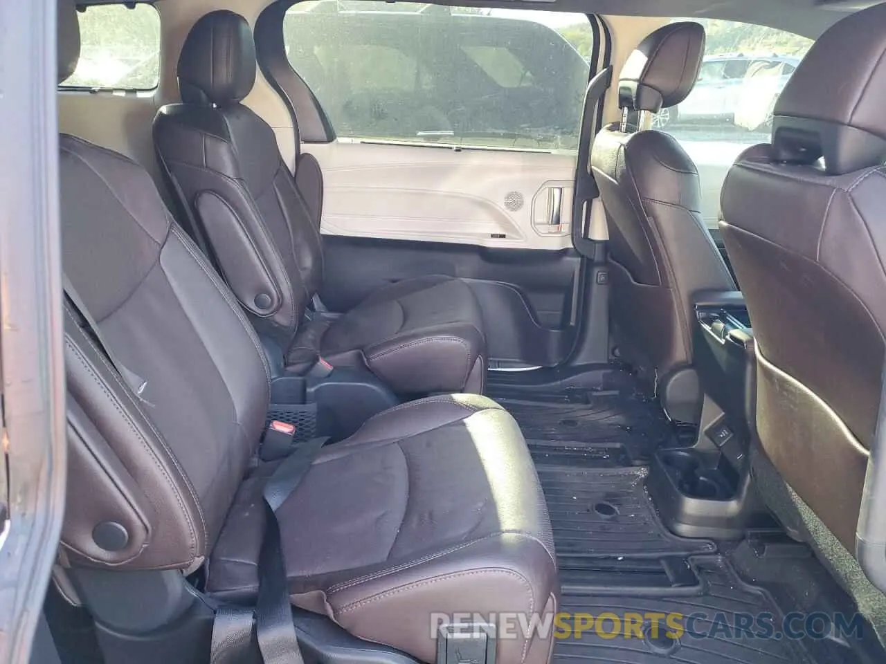 11 Photograph of a damaged car 5TDESKFCXRS113056 TOYOTA SIENNA 2024