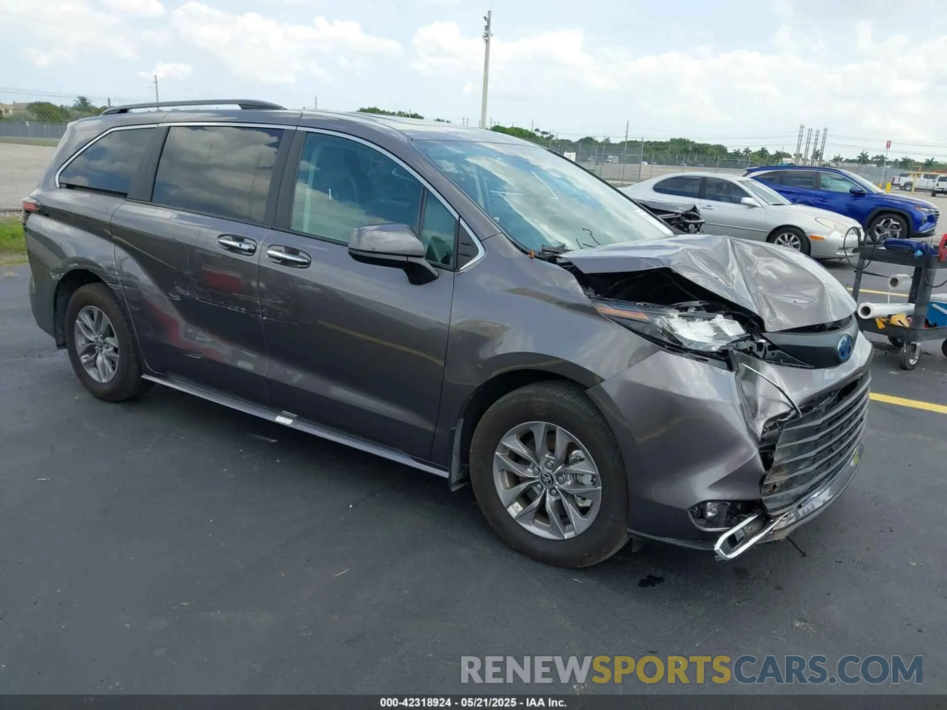 1 Photograph of a damaged car 5TDJRKEC7RS219623 TOYOTA SIENNA 2024