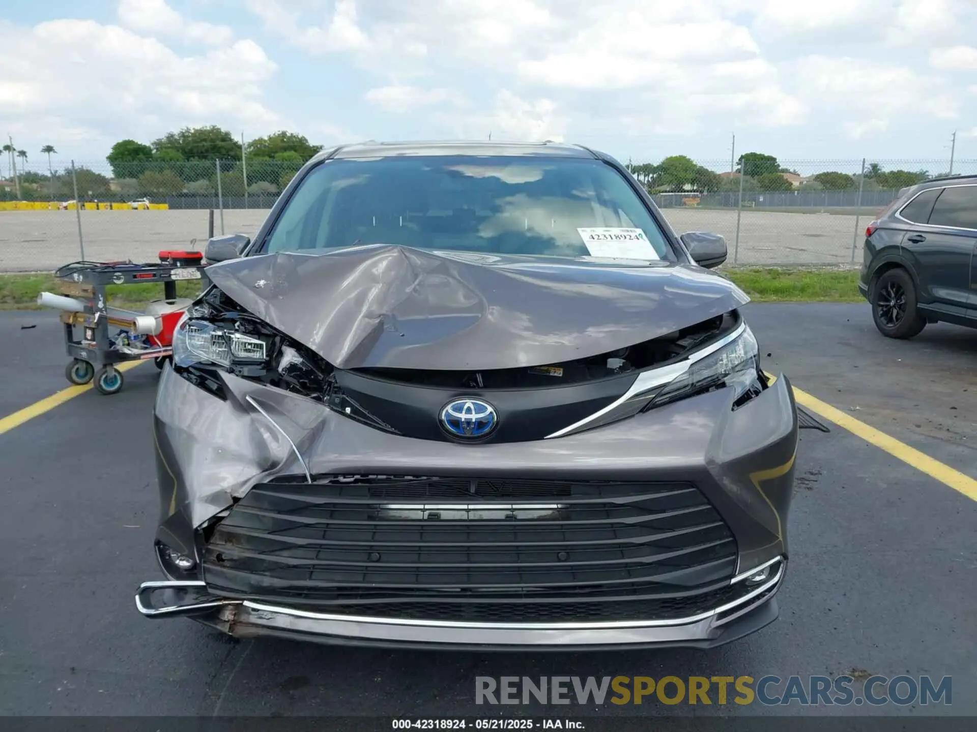 12 Photograph of a damaged car 5TDJRKEC7RS219623 TOYOTA SIENNA 2024