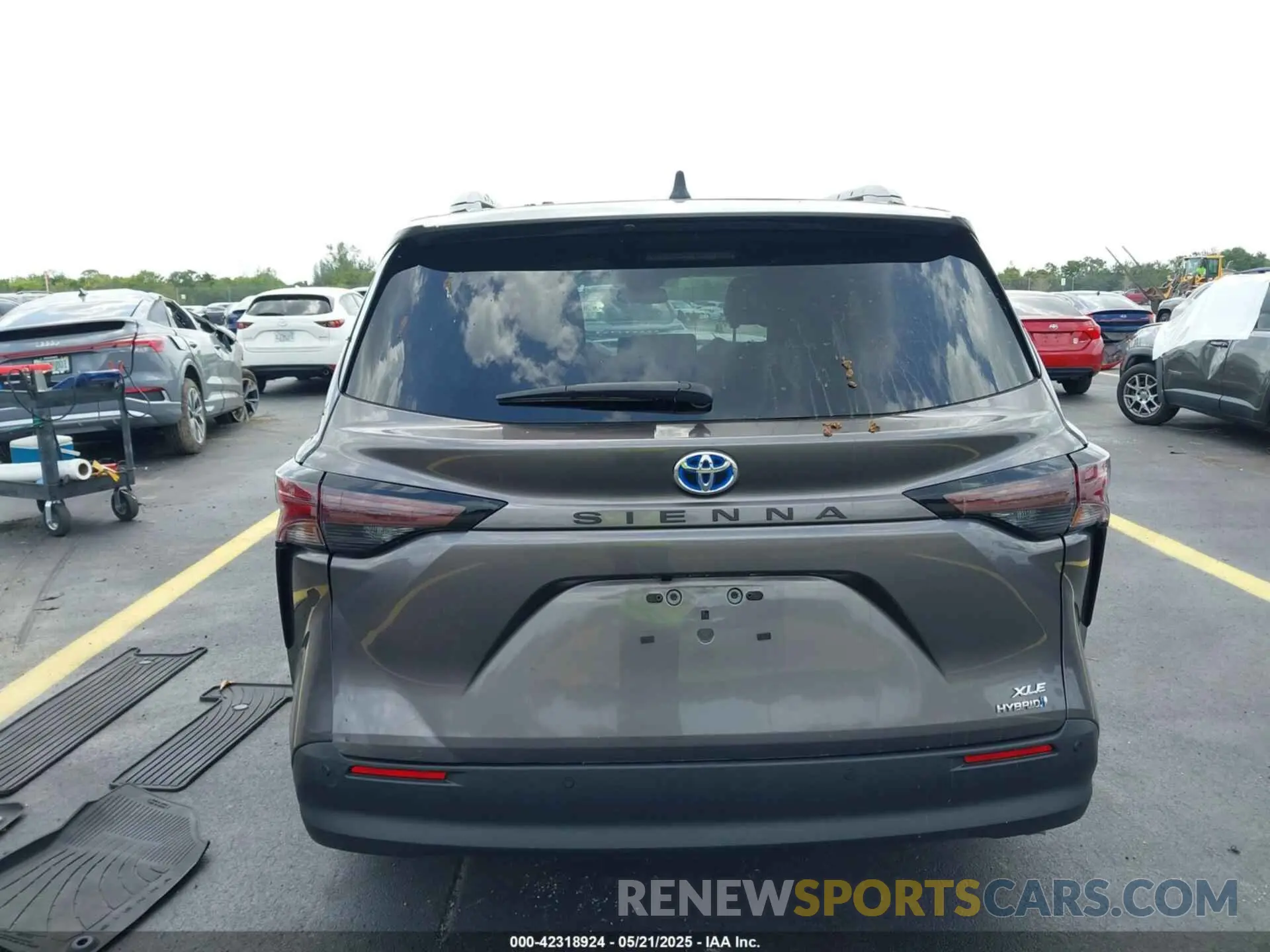 16 Photograph of a damaged car 5TDJRKEC7RS219623 TOYOTA SIENNA 2024