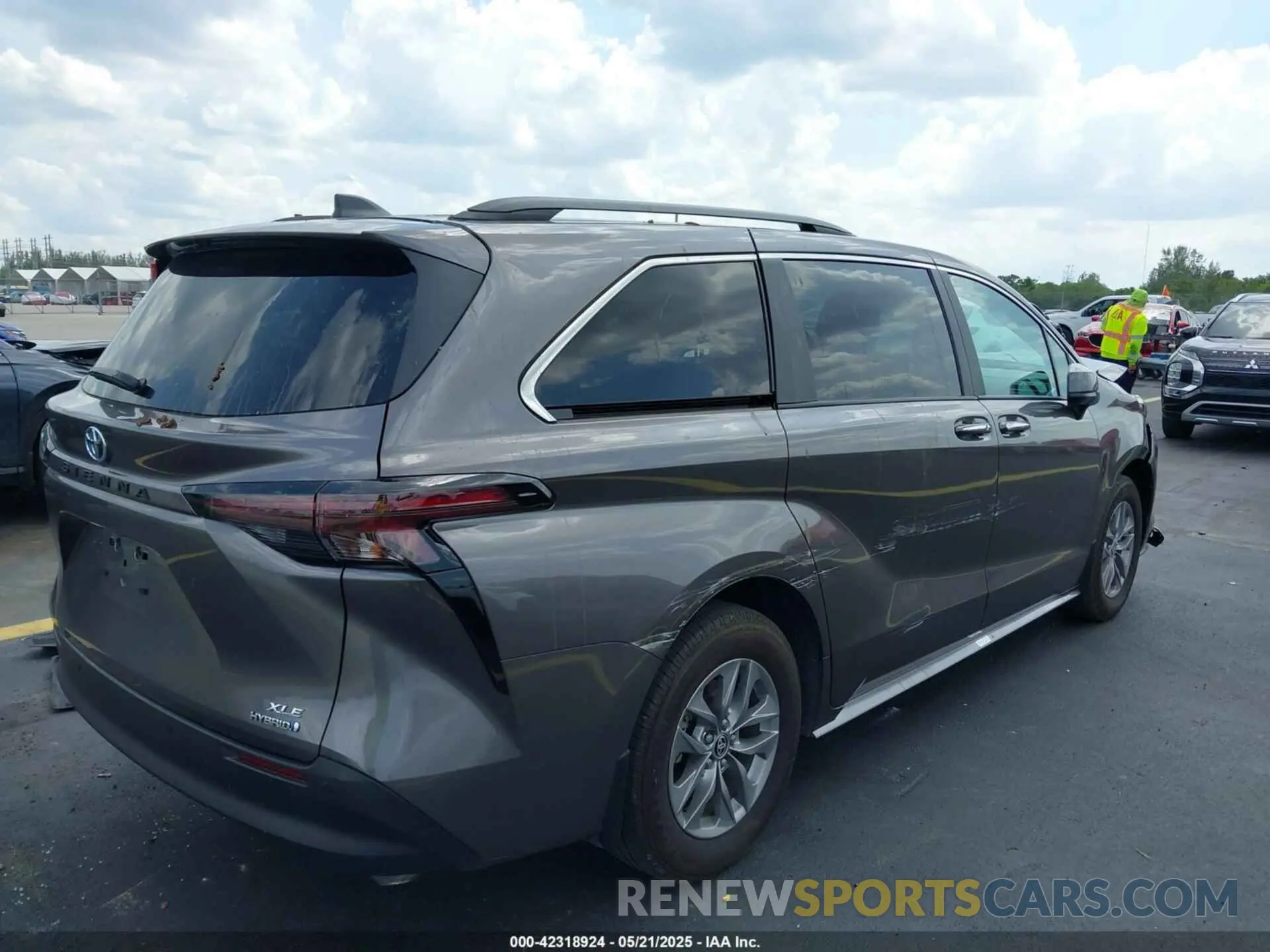 4 Photograph of a damaged car 5TDJRKEC7RS219623 TOYOTA SIENNA 2024