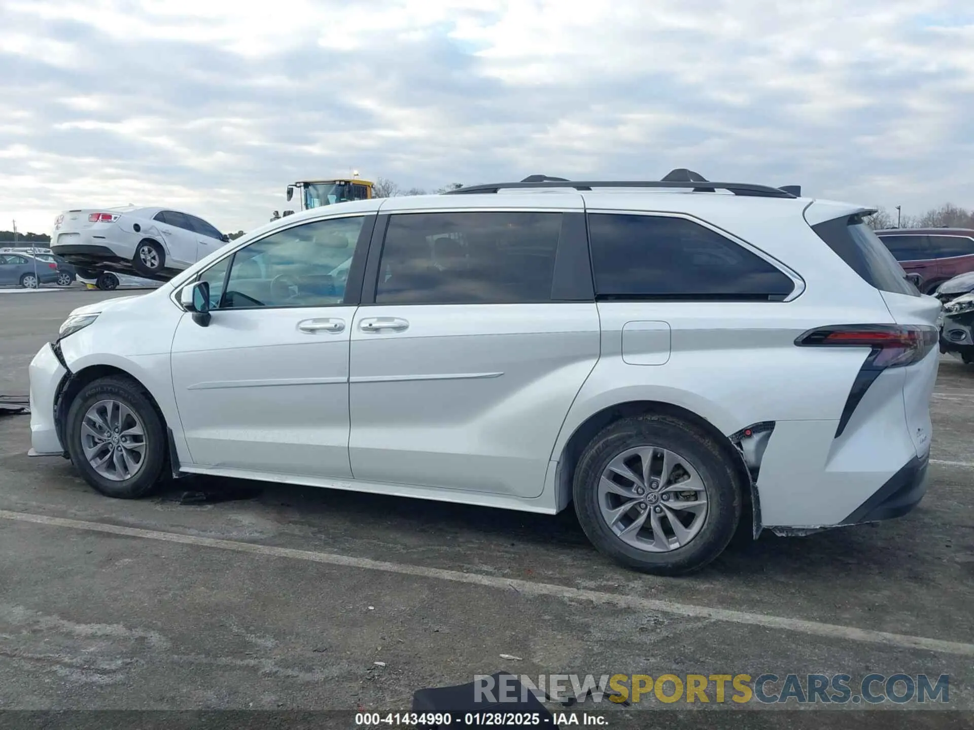 14 Photograph of a damaged car 5TDJSKFC6RS119094 TOYOTA SIENNA 2024
