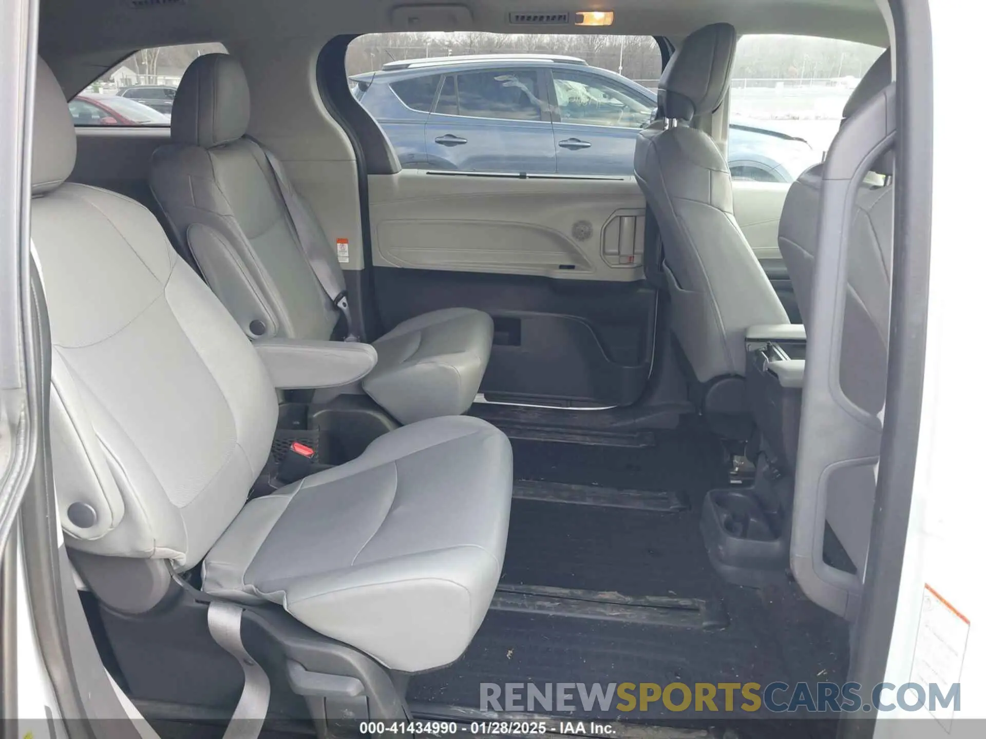 8 Photograph of a damaged car 5TDJSKFC6RS119094 TOYOTA SIENNA 2024