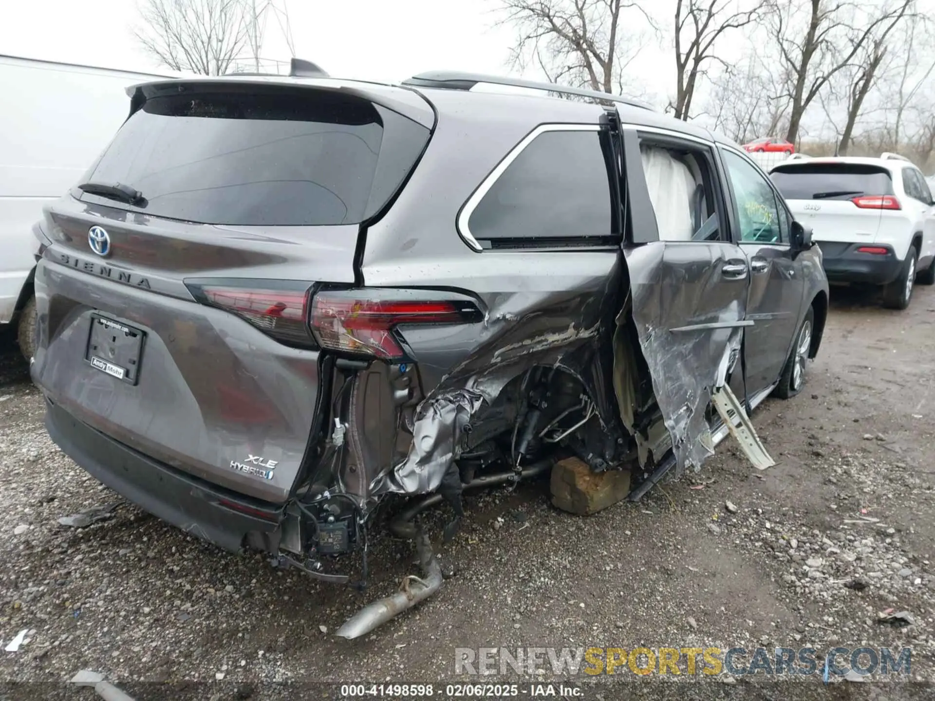 4 Photograph of a damaged car 5TDJSKFC8RS134633 TOYOTA SIENNA 2024