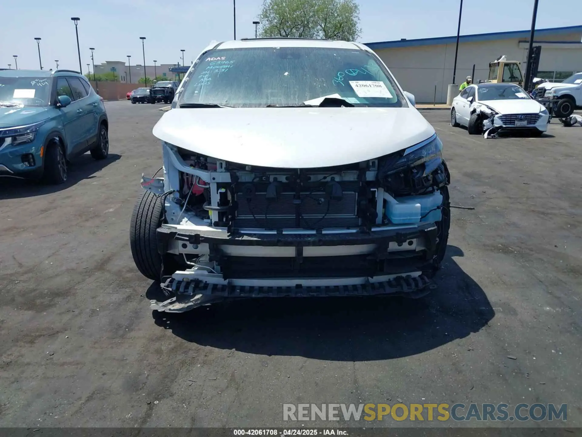 13 Photograph of a damaged car 5TDJSKFC9RS111099 TOYOTA SIENNA 2024