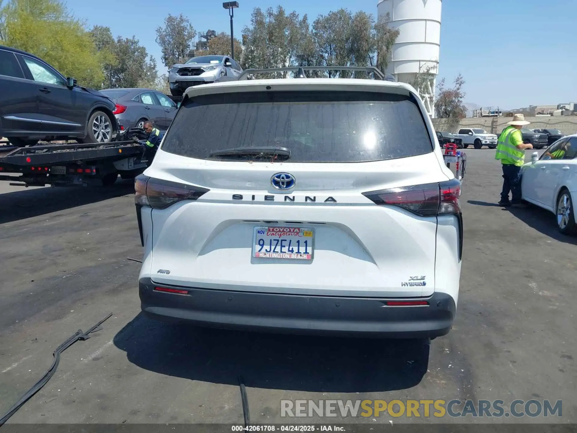 17 Photograph of a damaged car 5TDJSKFC9RS111099 TOYOTA SIENNA 2024