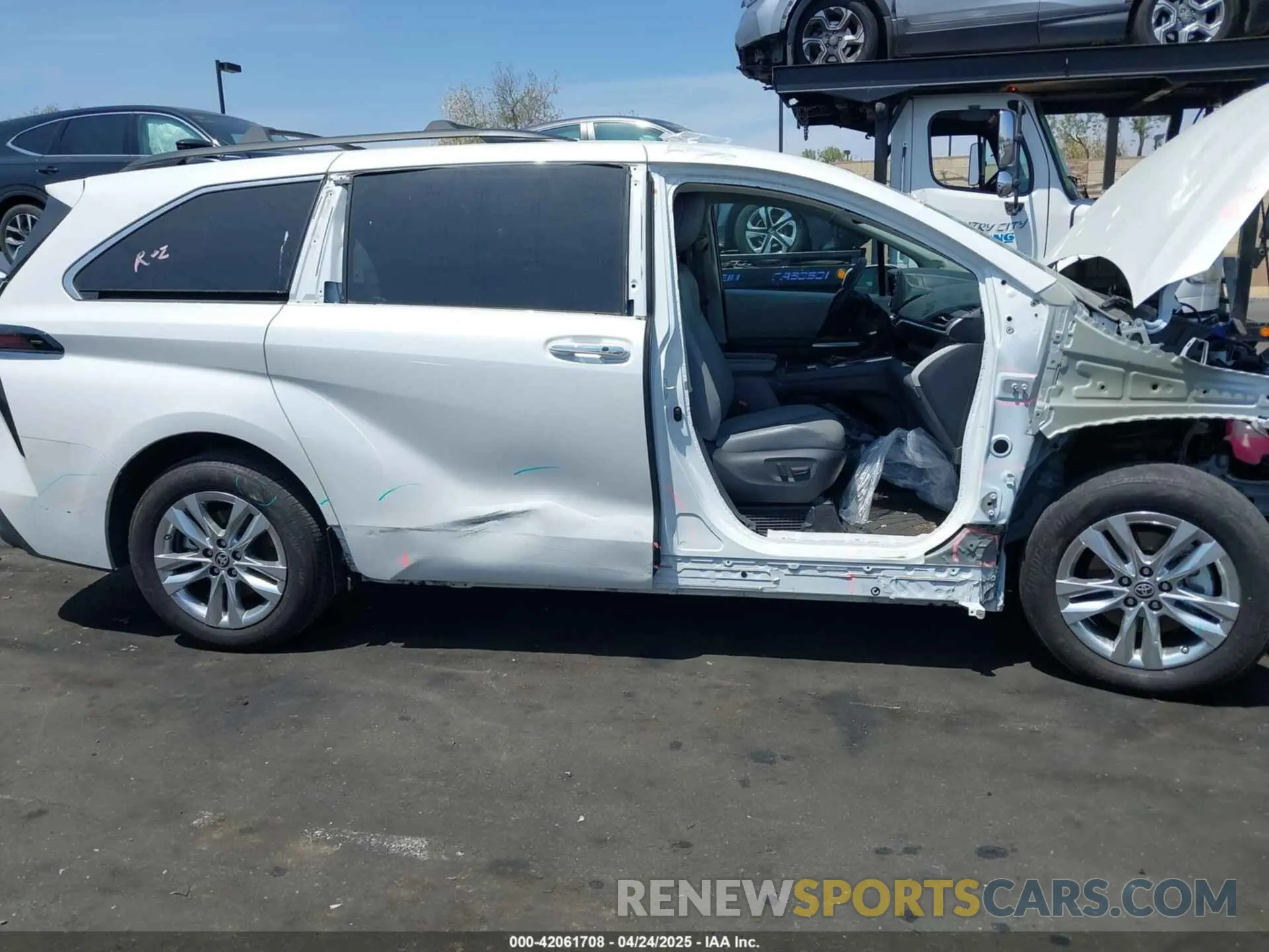 19 Photograph of a damaged car 5TDJSKFC9RS111099 TOYOTA SIENNA 2024
