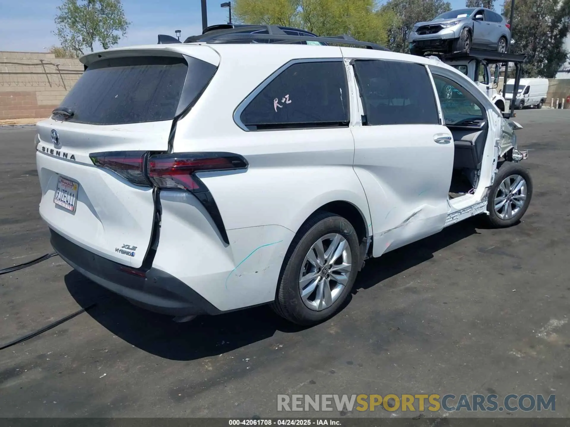 4 Photograph of a damaged car 5TDJSKFC9RS111099 TOYOTA SIENNA 2024