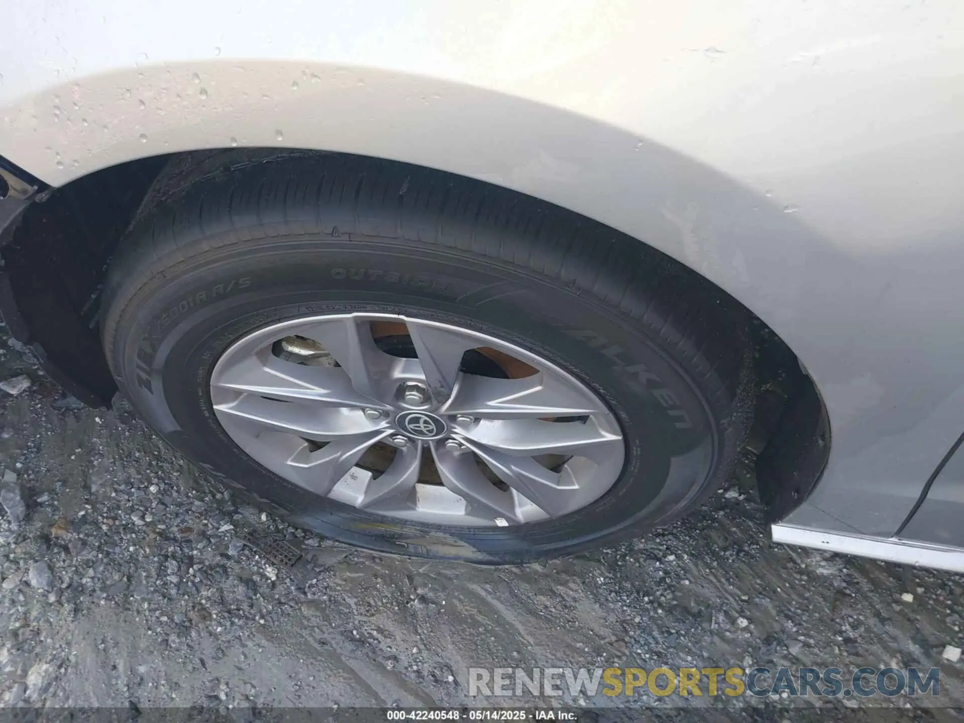 18 Photograph of a damaged car 5TDKRKEC0RS203462 TOYOTA SIENNA 2024