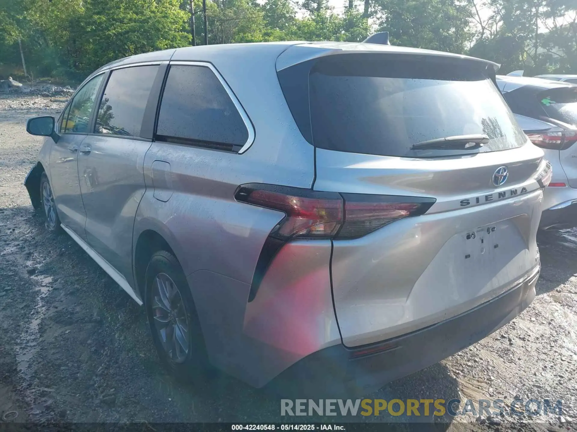 3 Photograph of a damaged car 5TDKRKEC0RS203462 TOYOTA SIENNA 2024