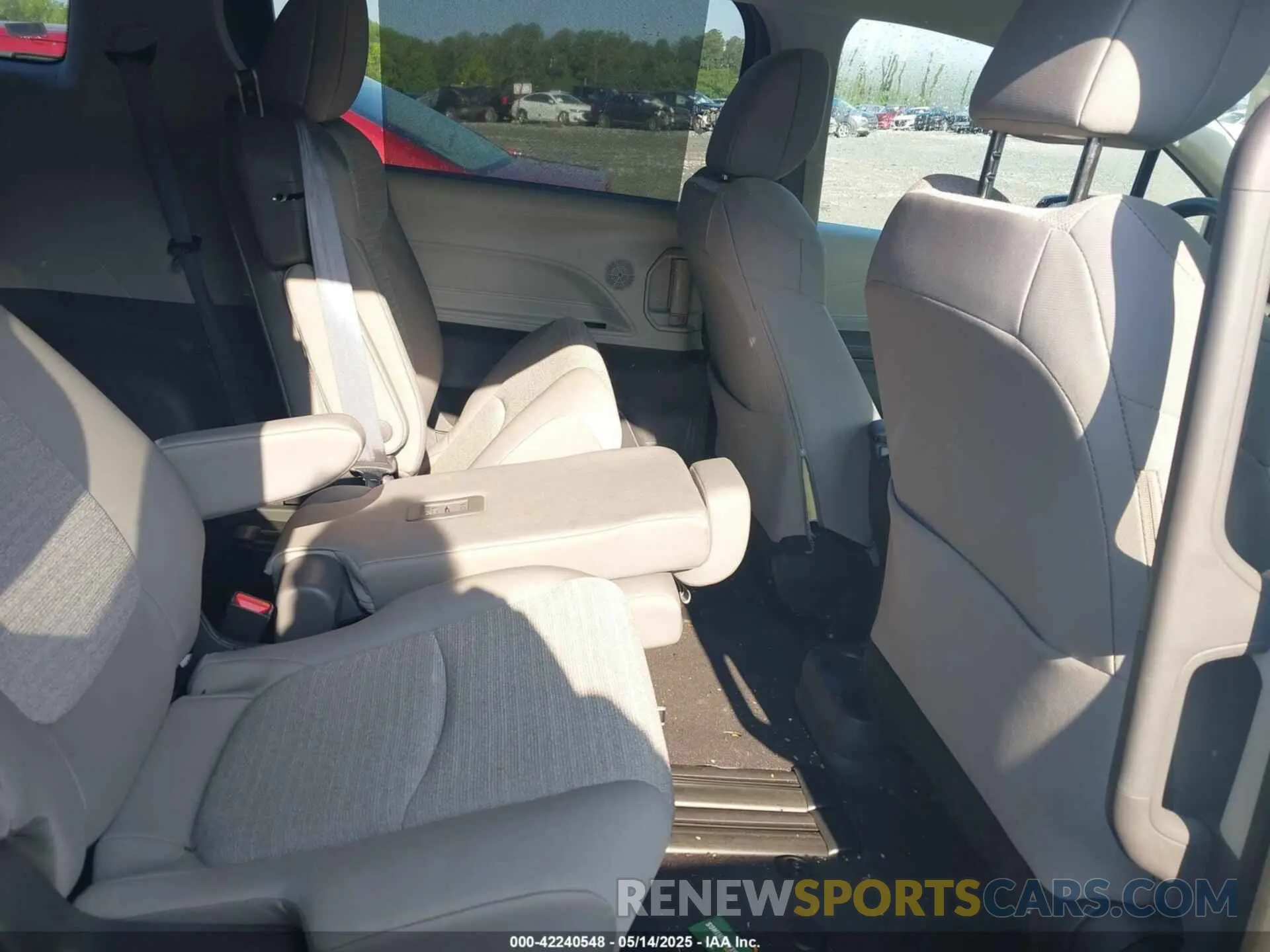 8 Photograph of a damaged car 5TDKRKEC0RS203462 TOYOTA SIENNA 2024