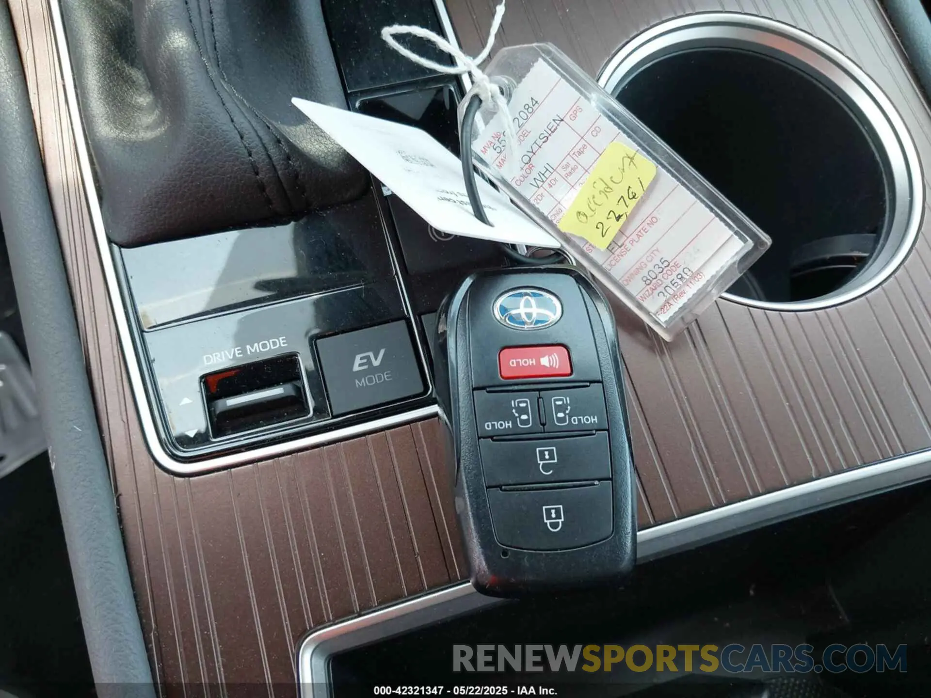 11 Photograph of a damaged car 5TDKRKEC0RS213442 TOYOTA SIENNA 2024