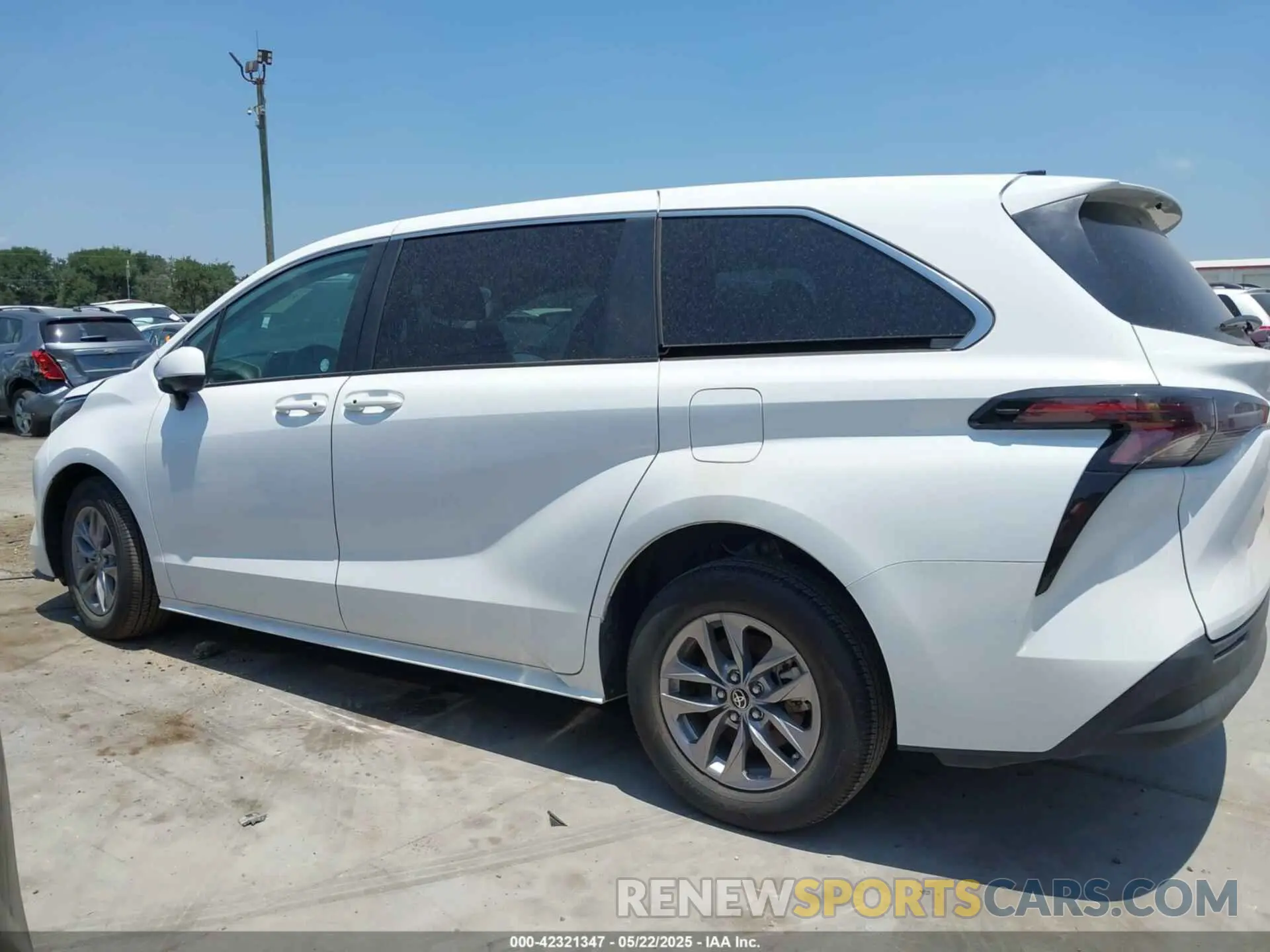 15 Photograph of a damaged car 5TDKRKEC0RS213442 TOYOTA SIENNA 2024