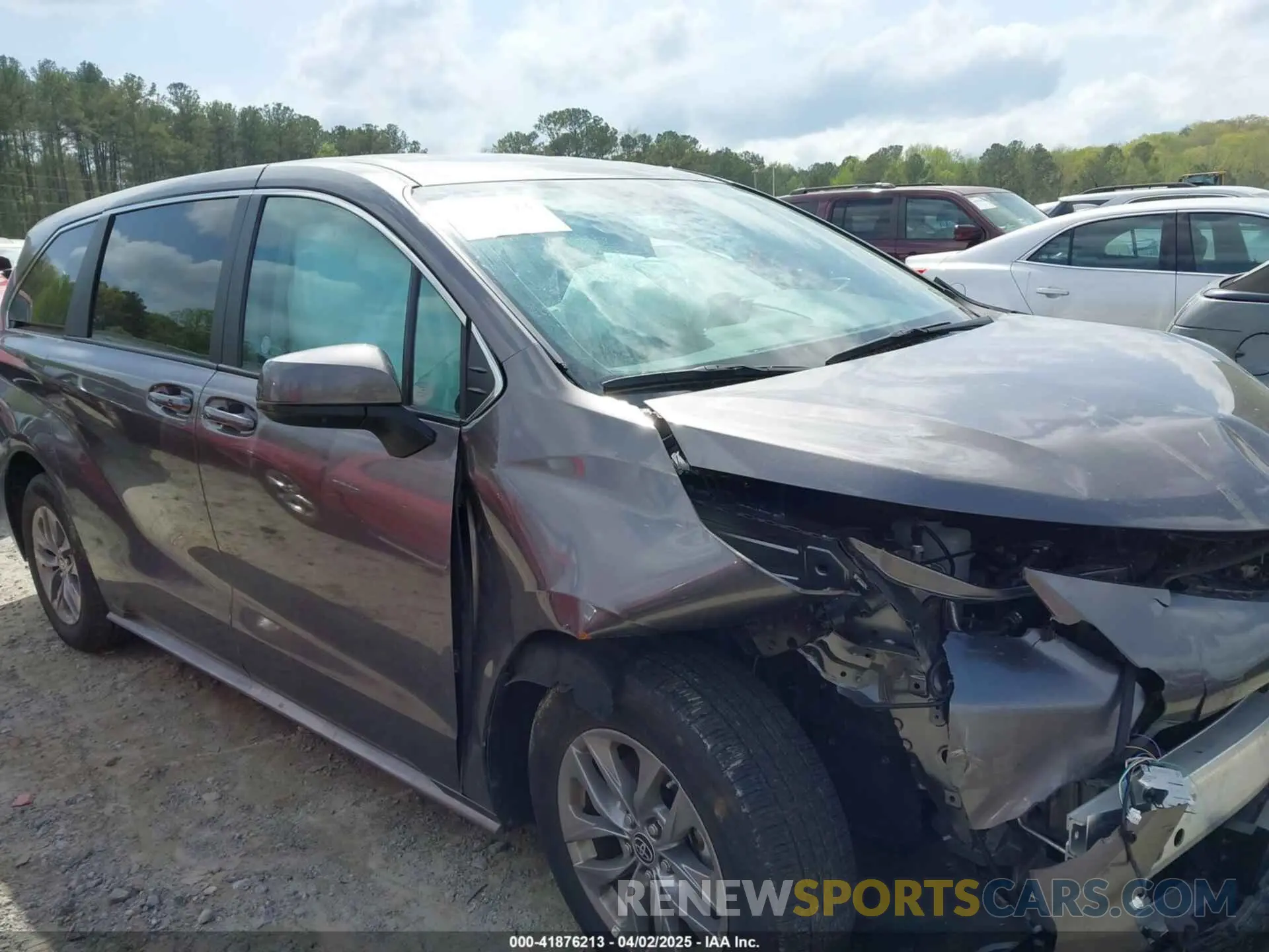 13 Photograph of a damaged car 5TDKRKEC5RS202419 TOYOTA SIENNA 2024