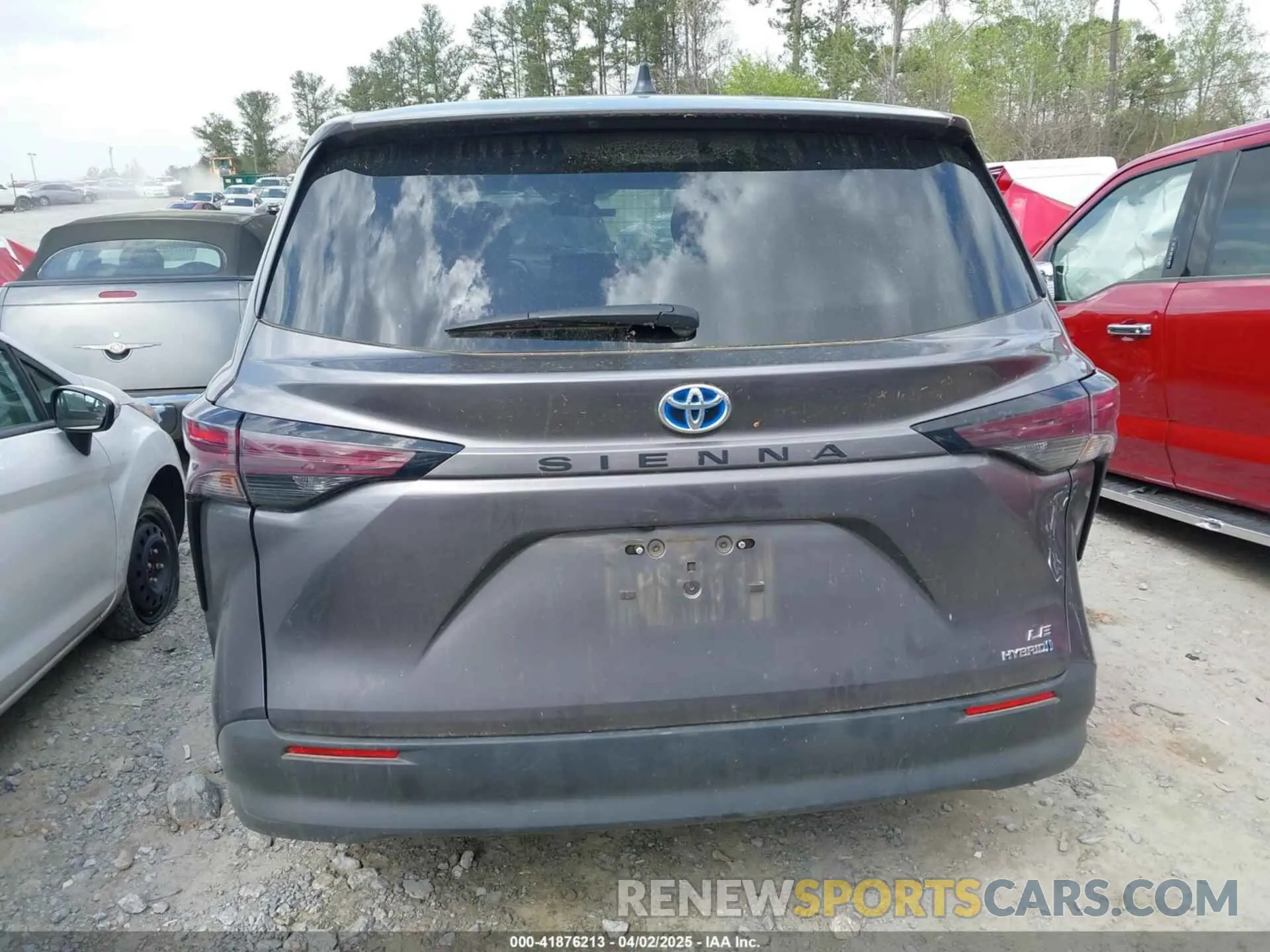 16 Photograph of a damaged car 5TDKRKEC5RS202419 TOYOTA SIENNA 2024