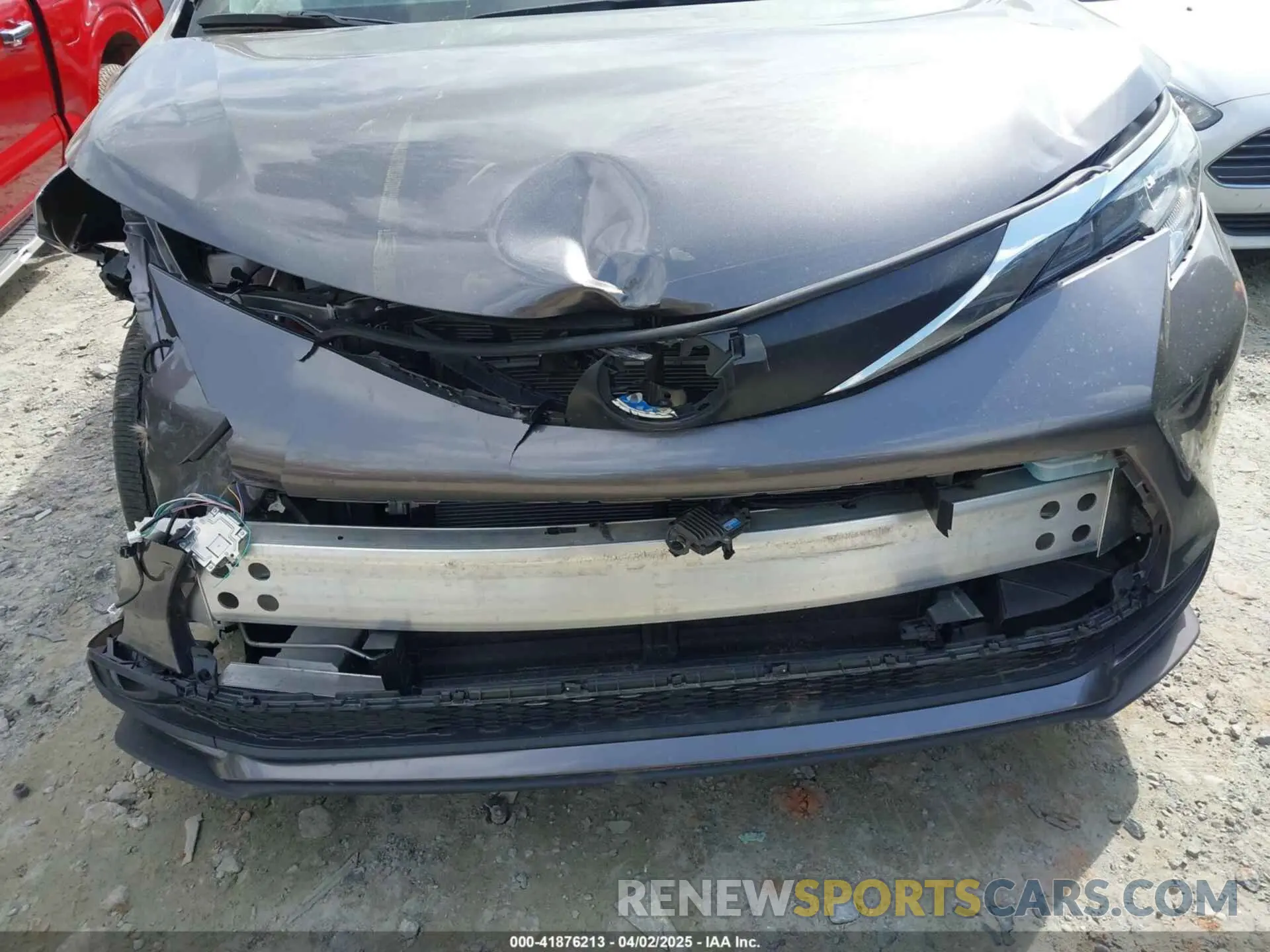 17 Photograph of a damaged car 5TDKRKEC5RS202419 TOYOTA SIENNA 2024