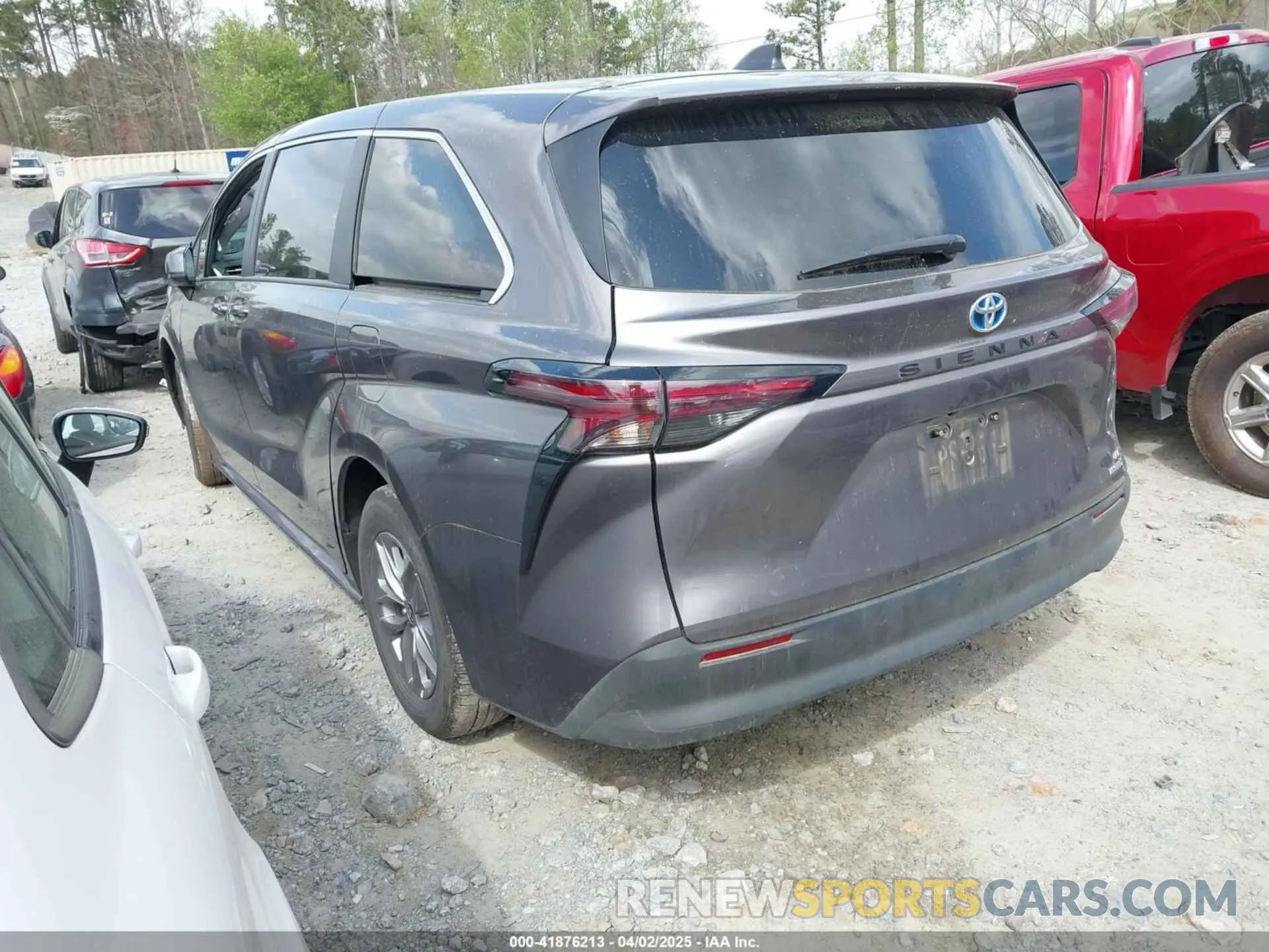 3 Photograph of a damaged car 5TDKRKEC5RS202419 TOYOTA SIENNA 2024