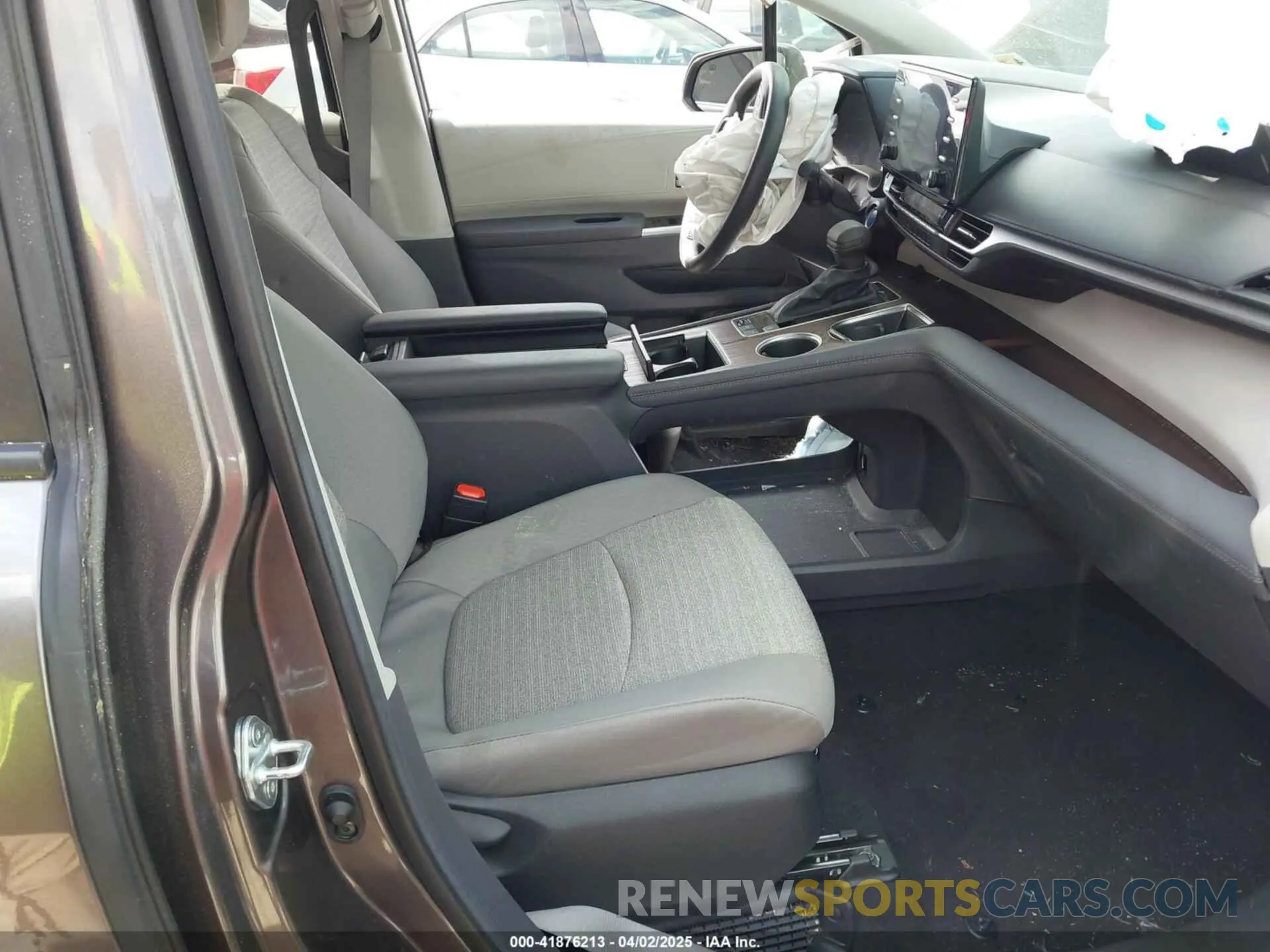 5 Photograph of a damaged car 5TDKRKEC5RS202419 TOYOTA SIENNA 2024