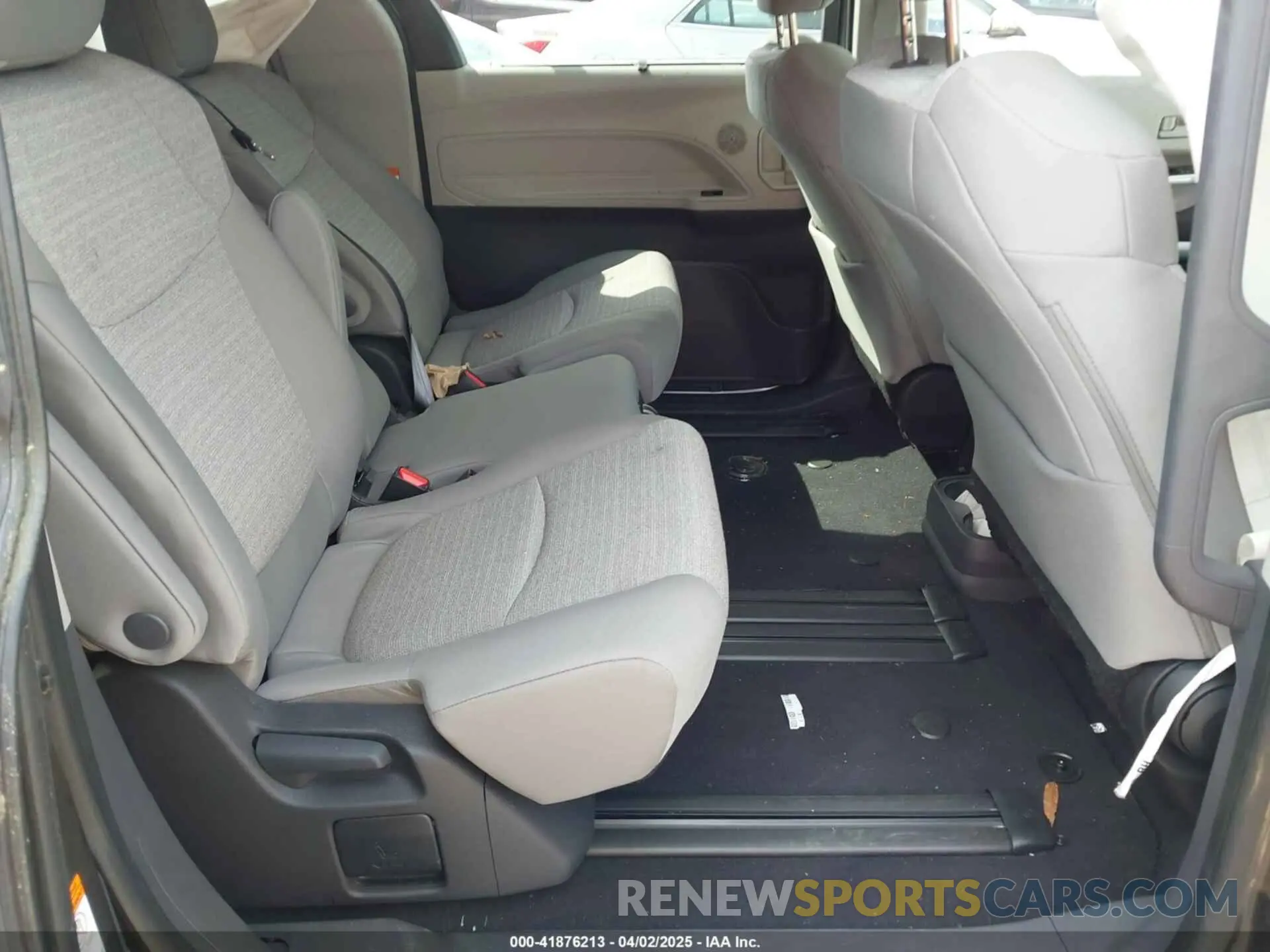 8 Photograph of a damaged car 5TDKRKEC5RS202419 TOYOTA SIENNA 2024