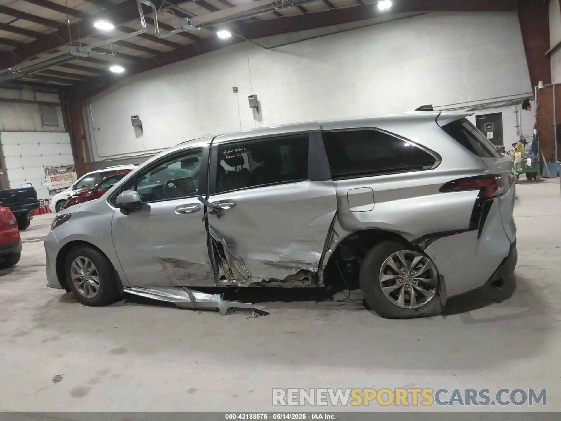 15 Photograph of a damaged car 5TDKRKEC6RS216152 TOYOTA SIENNA 2024