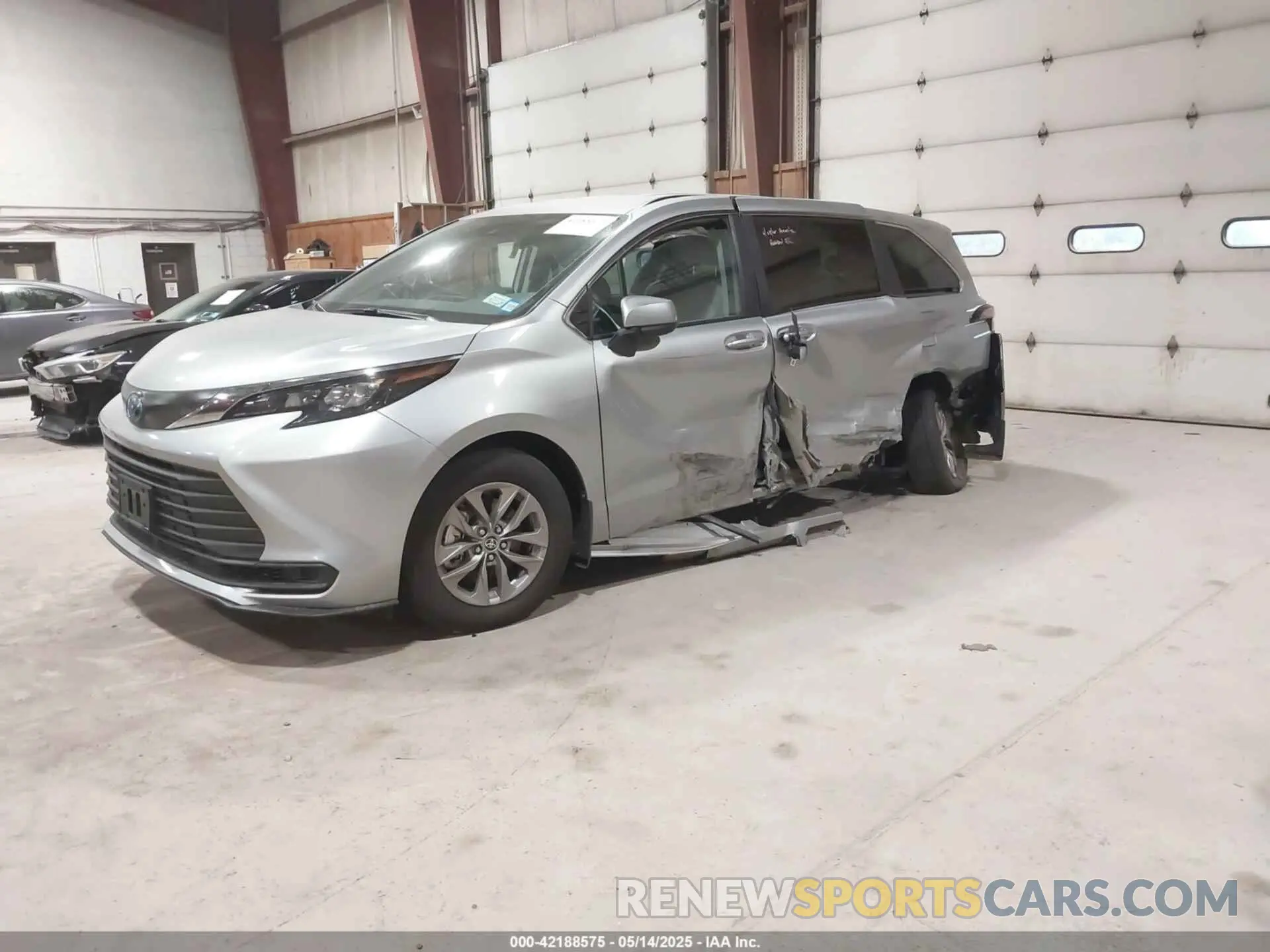 2 Photograph of a damaged car 5TDKRKEC6RS216152 TOYOTA SIENNA 2024