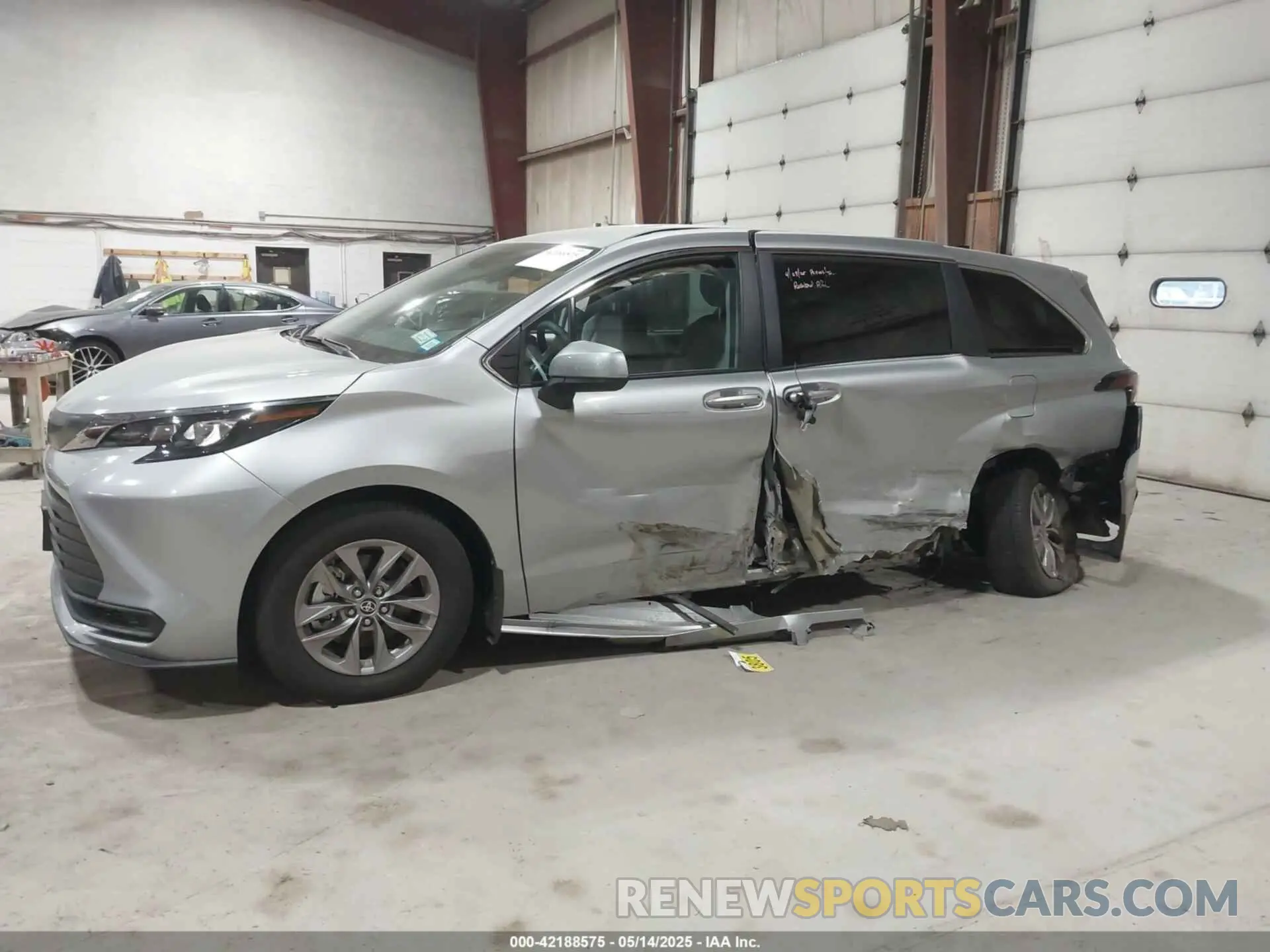 6 Photograph of a damaged car 5TDKRKEC6RS216152 TOYOTA SIENNA 2024