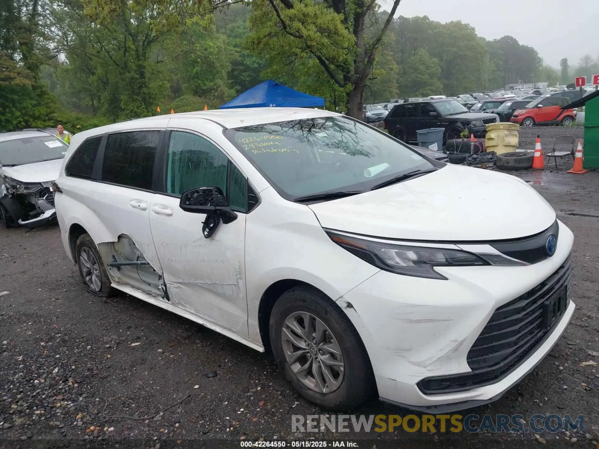 13 Photograph of a damaged car 5TDKRKEC8RS209493 TOYOTA SIENNA 2024