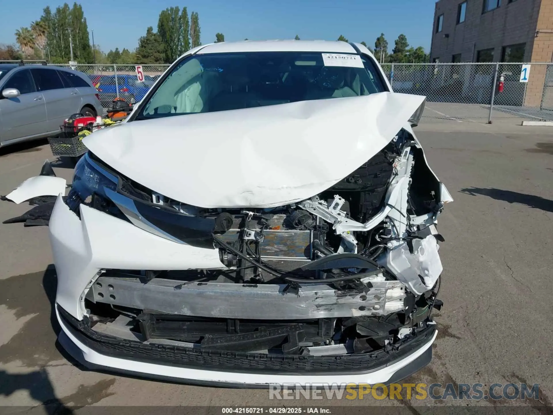 13 Photograph of a damaged car 5TDKRKEC9RS214976 TOYOTA SIENNA 2024