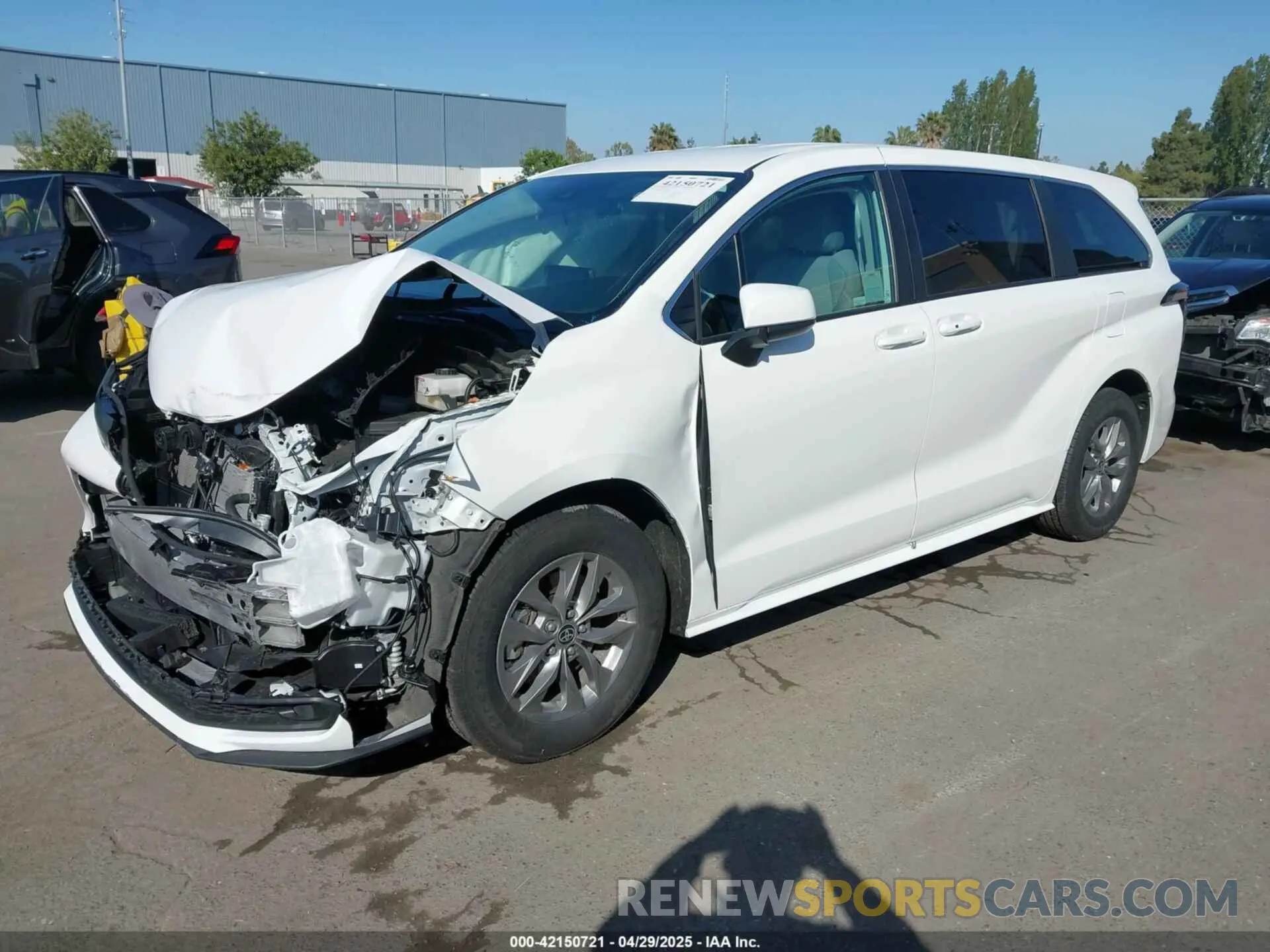 2 Photograph of a damaged car 5TDKRKEC9RS214976 TOYOTA SIENNA 2024