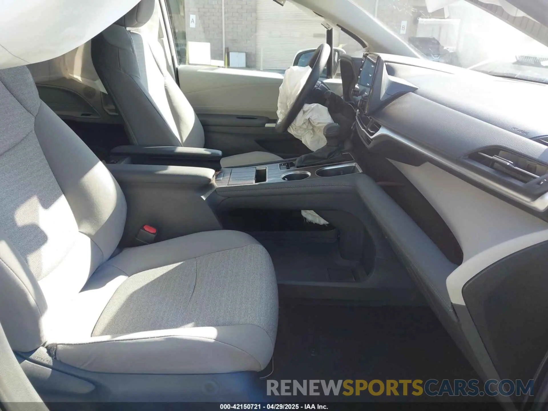 5 Photograph of a damaged car 5TDKRKEC9RS214976 TOYOTA SIENNA 2024