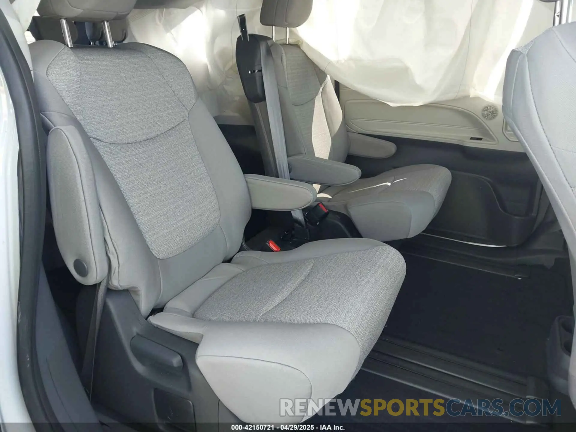 8 Photograph of a damaged car 5TDKRKEC9RS214976 TOYOTA SIENNA 2024