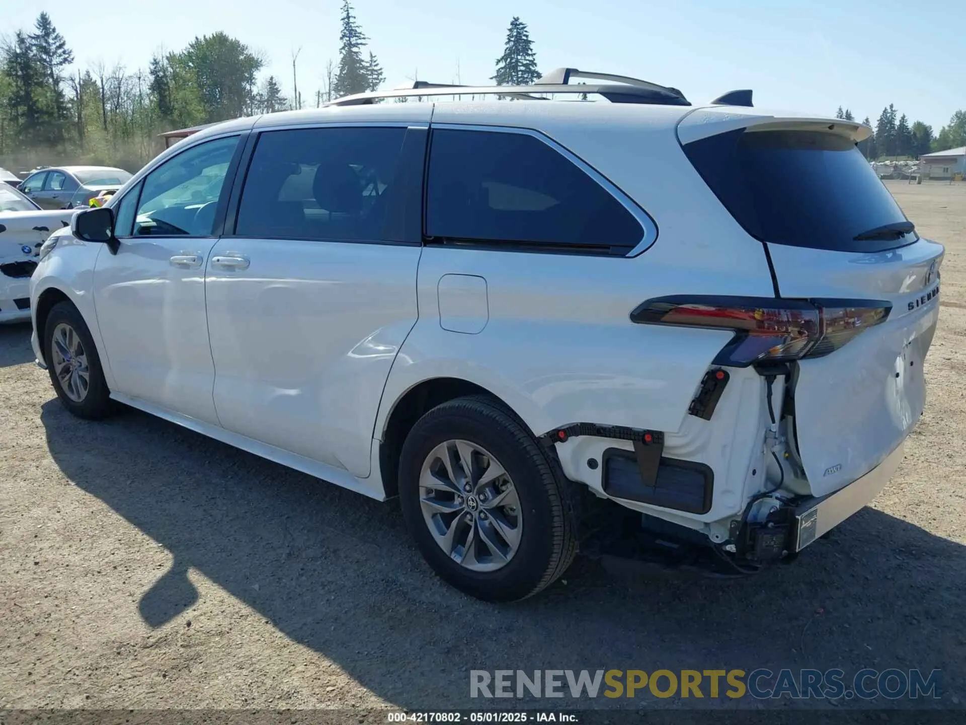 3 Photograph of a damaged car 5TDKSKFC0RS148644 TOYOTA SIENNA 2024