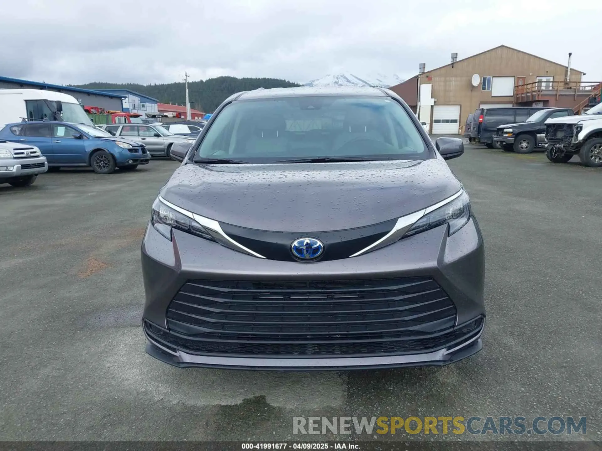 12 Photograph of a damaged car 5TDKSKFC6RS140774 TOYOTA SIENNA 2024