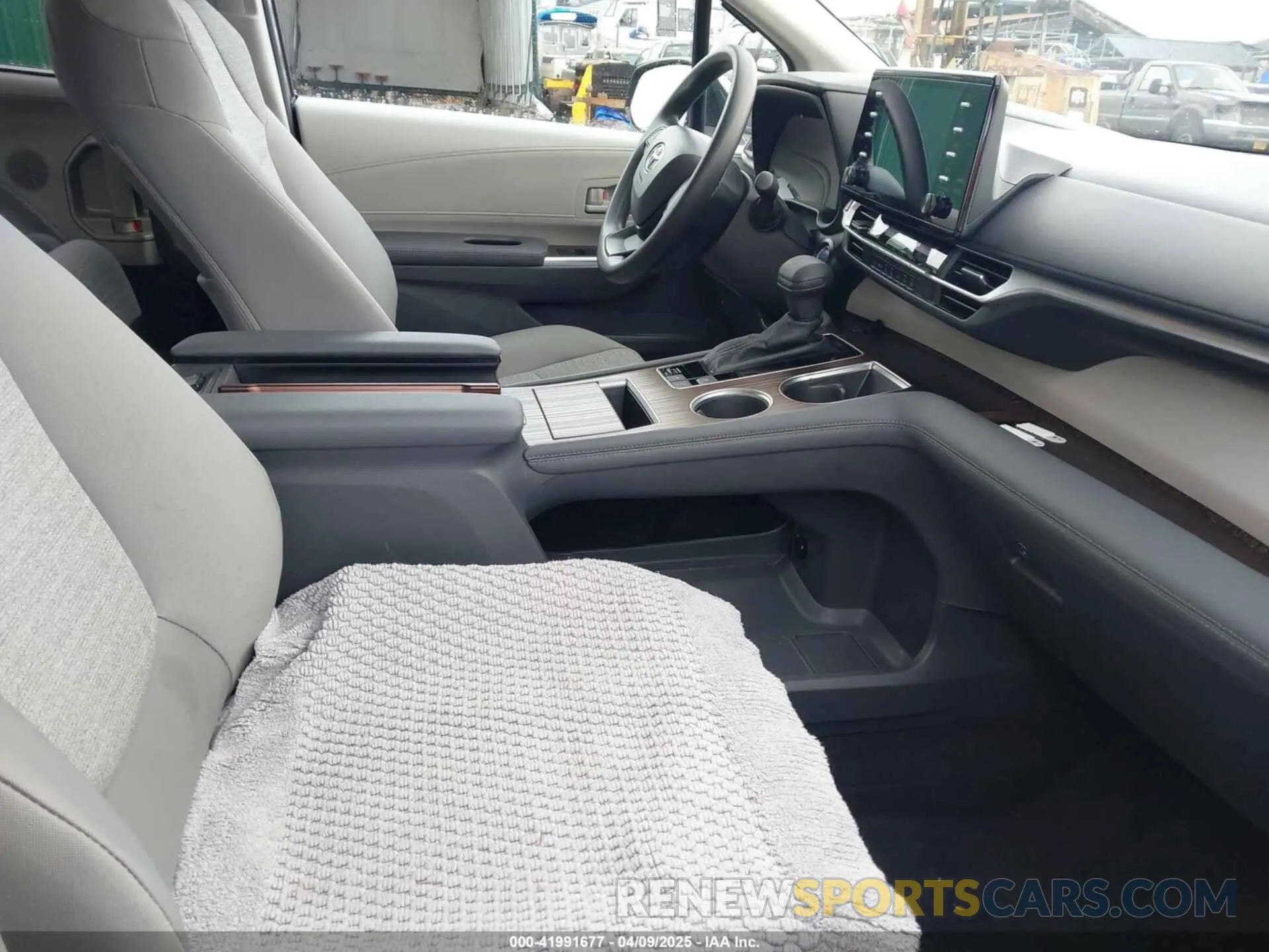 5 Photograph of a damaged car 5TDKSKFC6RS140774 TOYOTA SIENNA 2024
