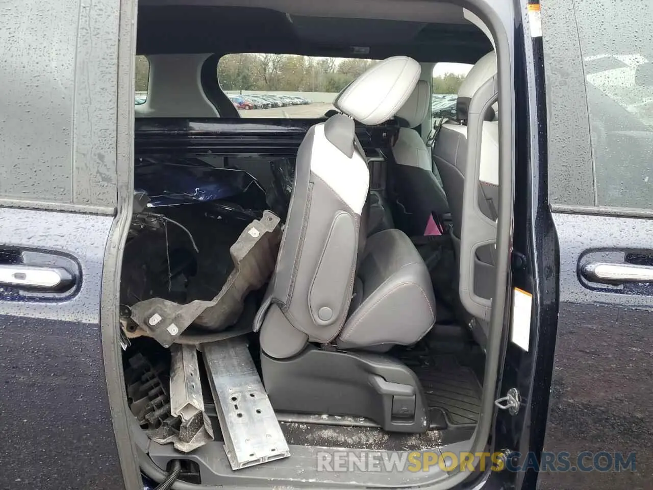 11 Photograph of a damaged car 5TDXRKEC5RS196417 TOYOTA SIENNA 2024