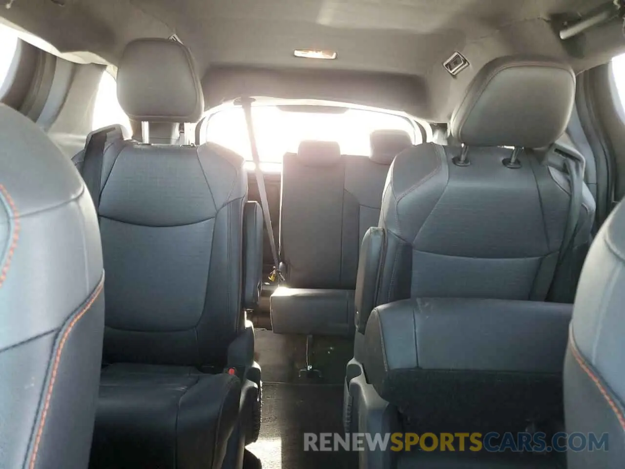 10 Photograph of a damaged car 5TDXRKECXRS217830 TOYOTA SIENNA 2024