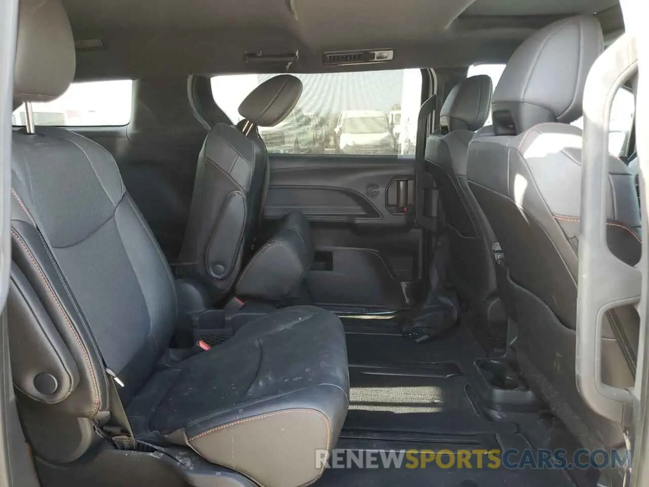 11 Photograph of a damaged car 5TDXRKECXRS217830 TOYOTA SIENNA 2024