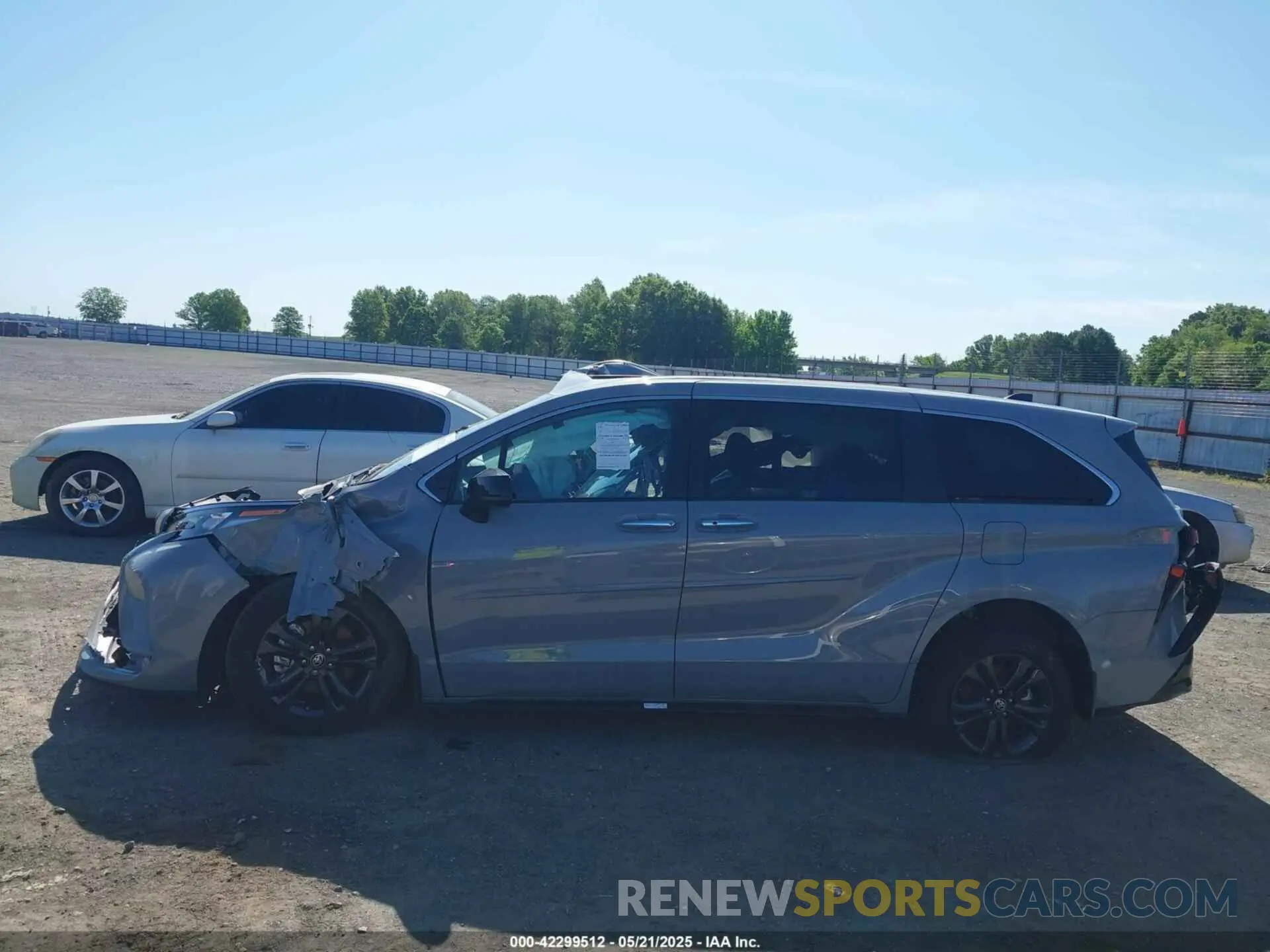 14 Photograph of a damaged car 5TDXSKFC0RS135429 TOYOTA SIENNA 2024