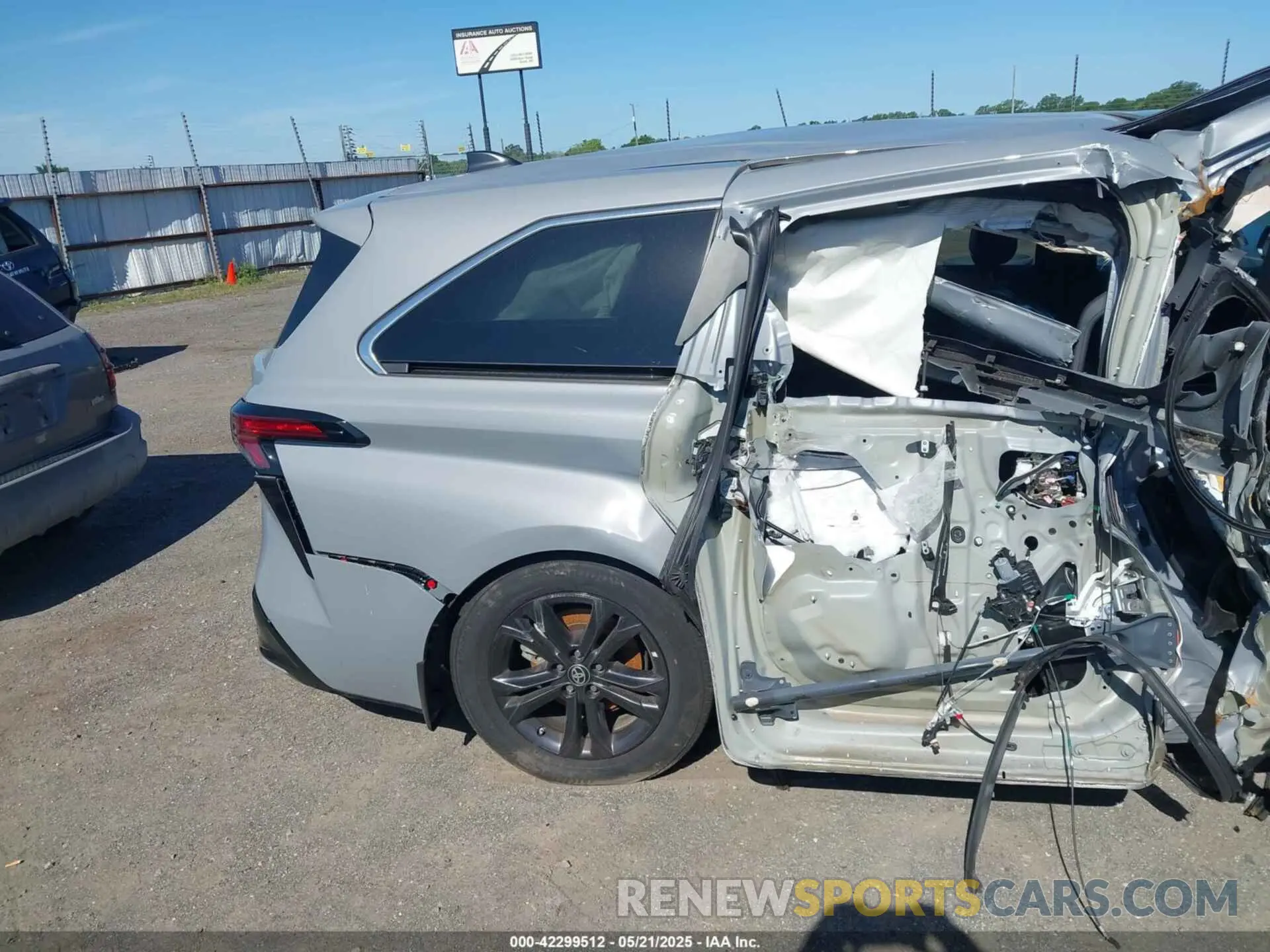 18 Photograph of a damaged car 5TDXSKFC0RS135429 TOYOTA SIENNA 2024