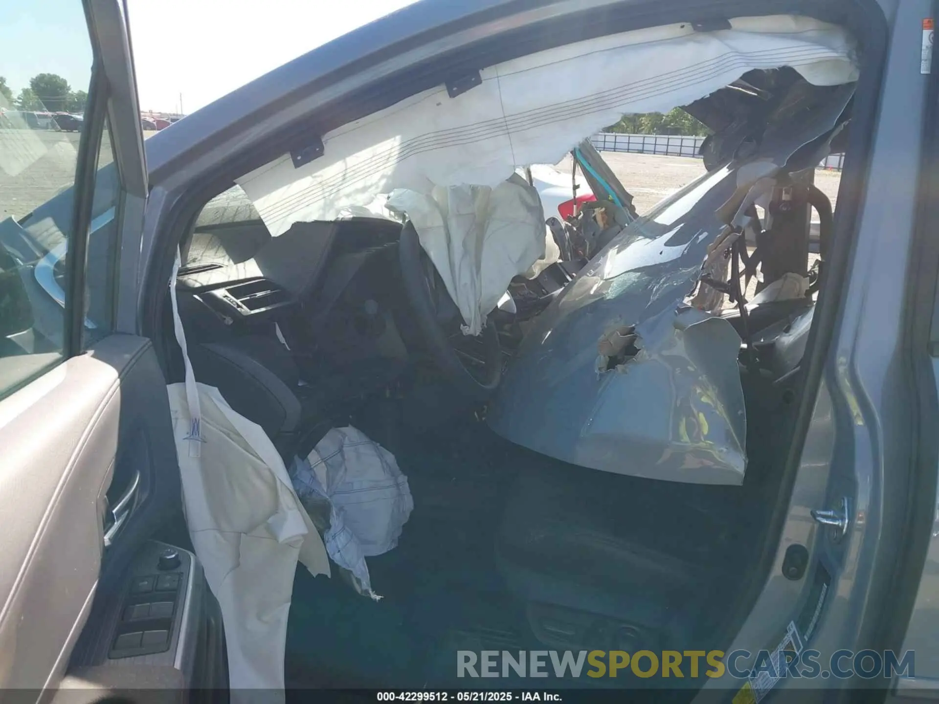 5 Photograph of a damaged car 5TDXSKFC0RS135429 TOYOTA SIENNA 2024