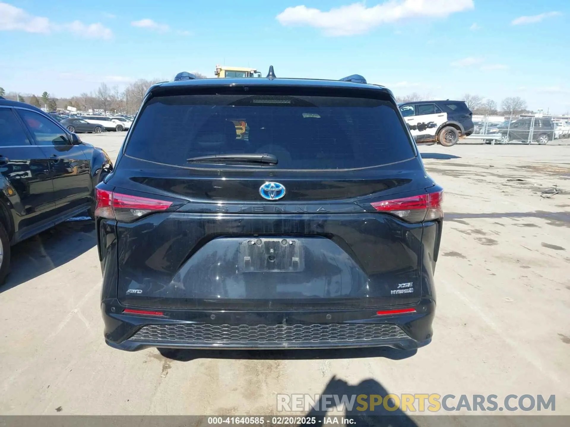 17 Photograph of a damaged car 5TDXSKFC1RS138680 TOYOTA SIENNA 2024