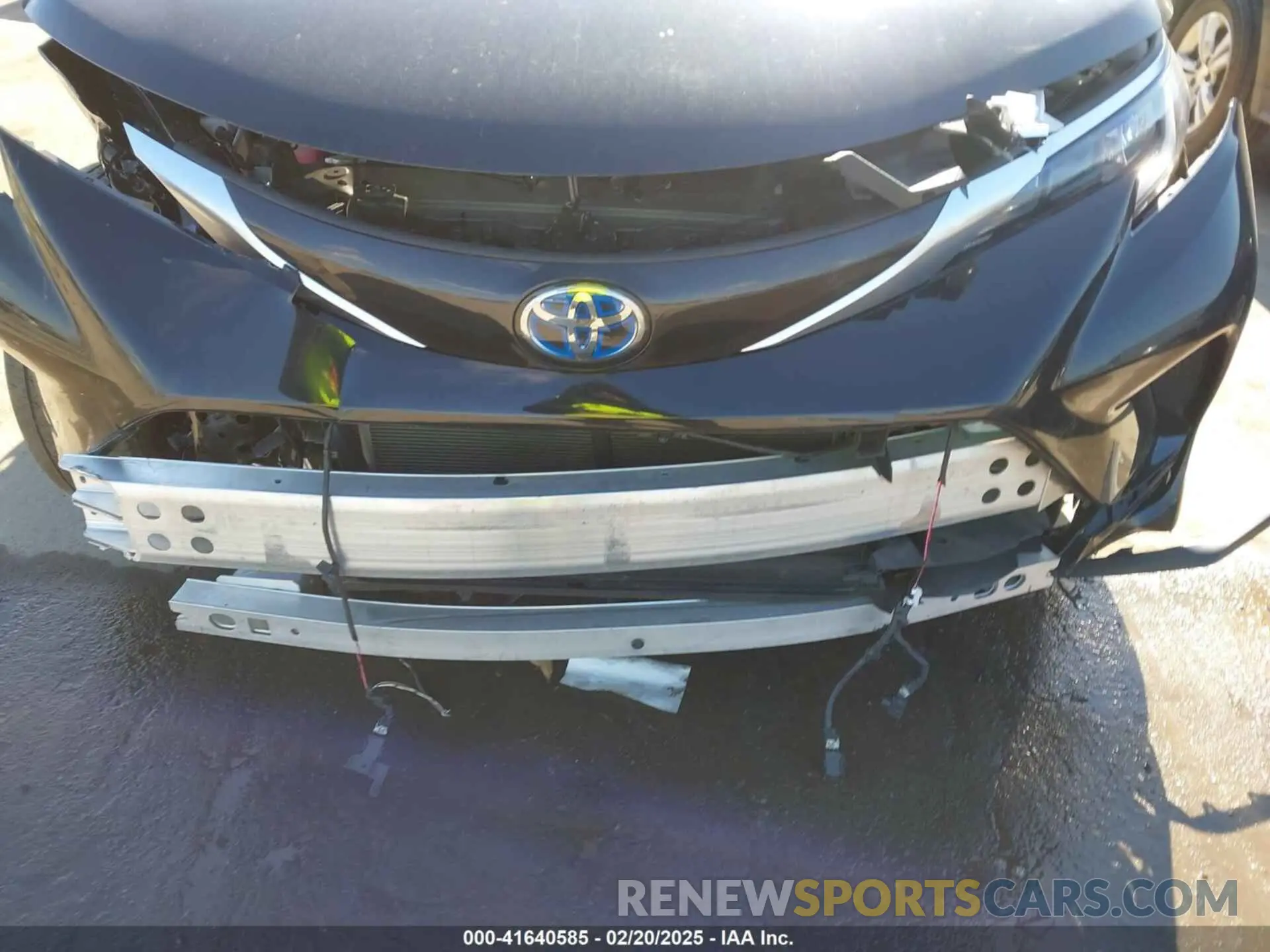 18 Photograph of a damaged car 5TDXSKFC1RS138680 TOYOTA SIENNA 2024
