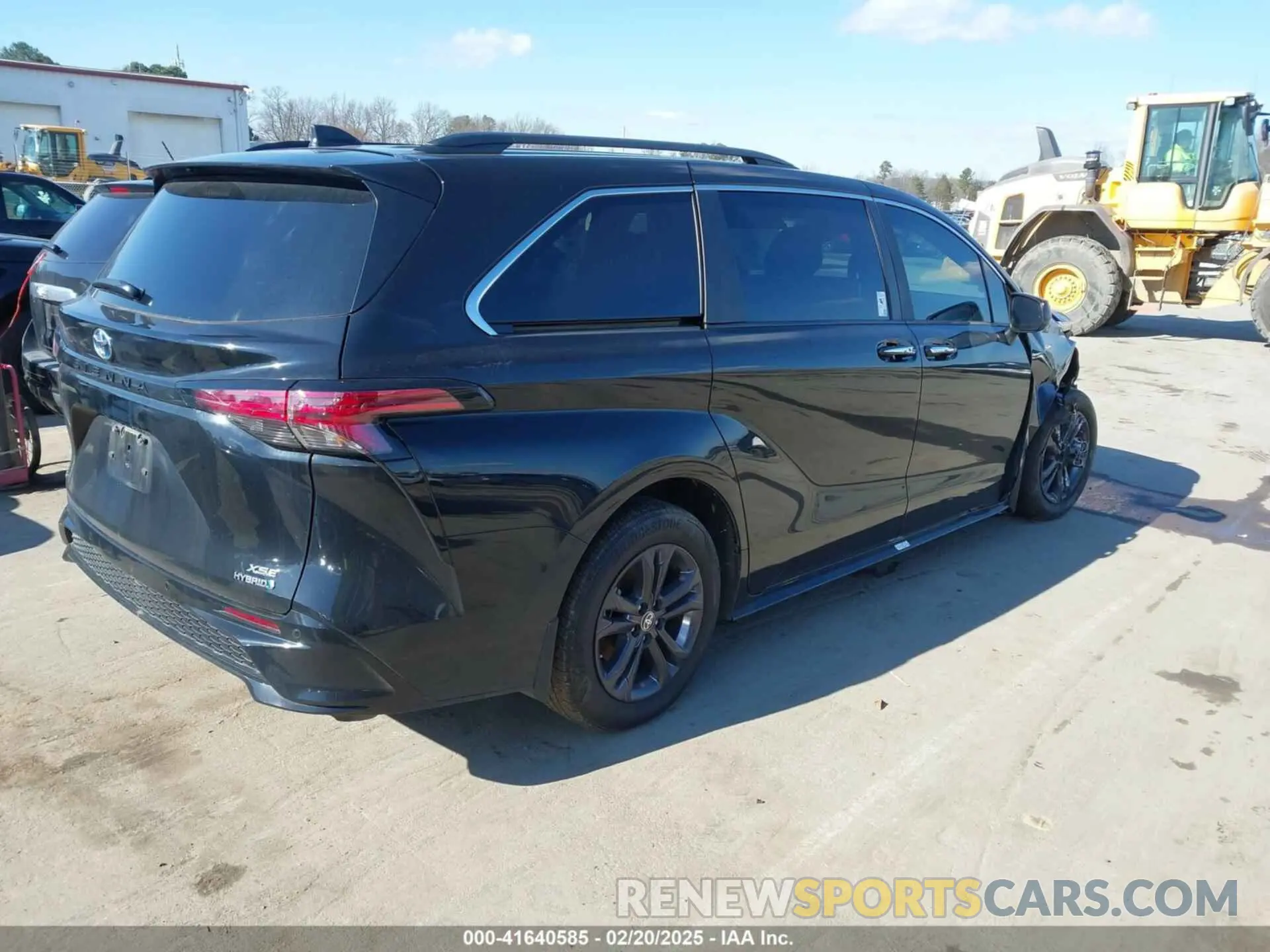 4 Photograph of a damaged car 5TDXSKFC1RS138680 TOYOTA SIENNA 2024