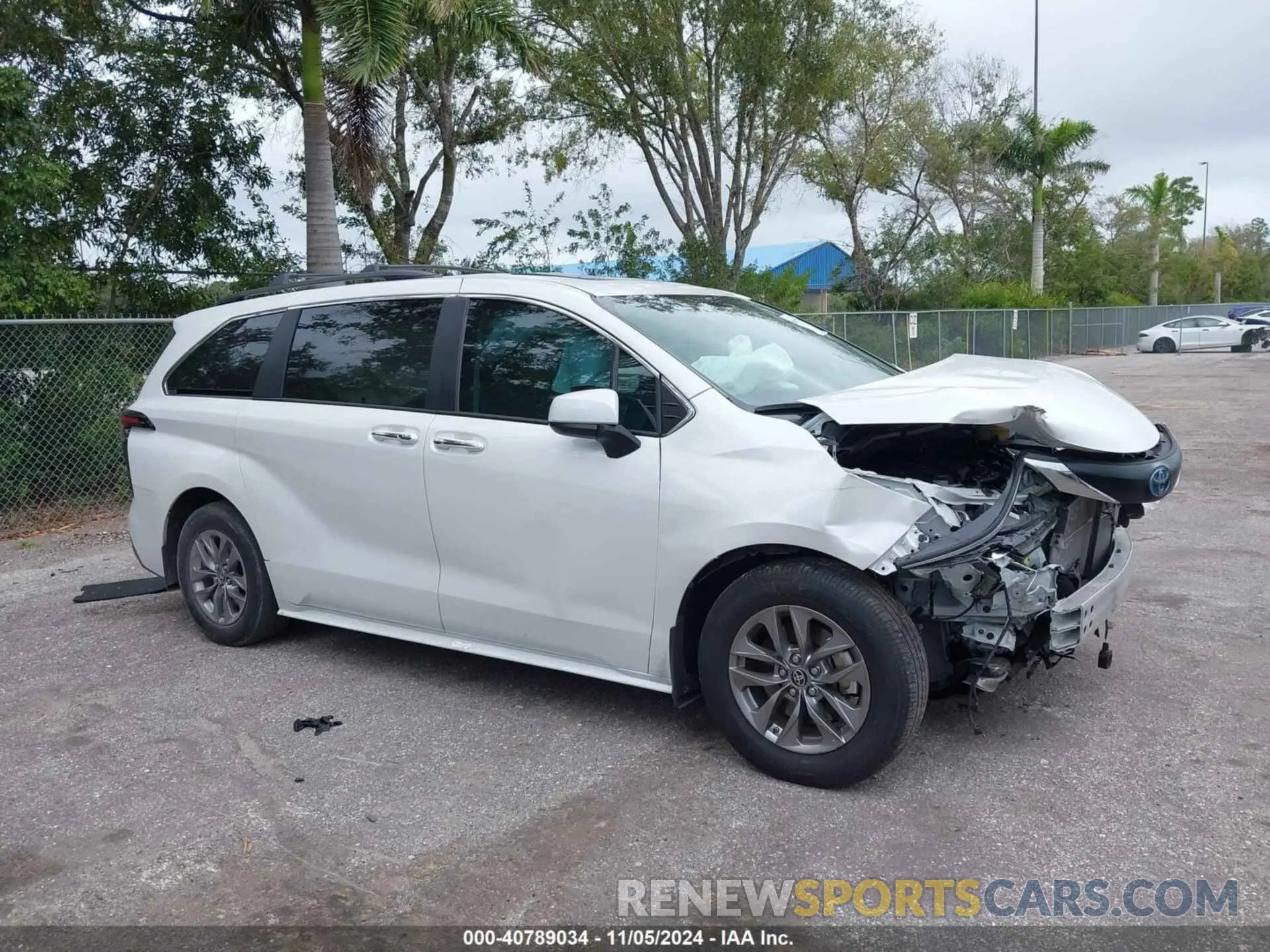 13 Photograph of a damaged car 5TDYRKEC1RS181191 TOYOTA SIENNA 2024