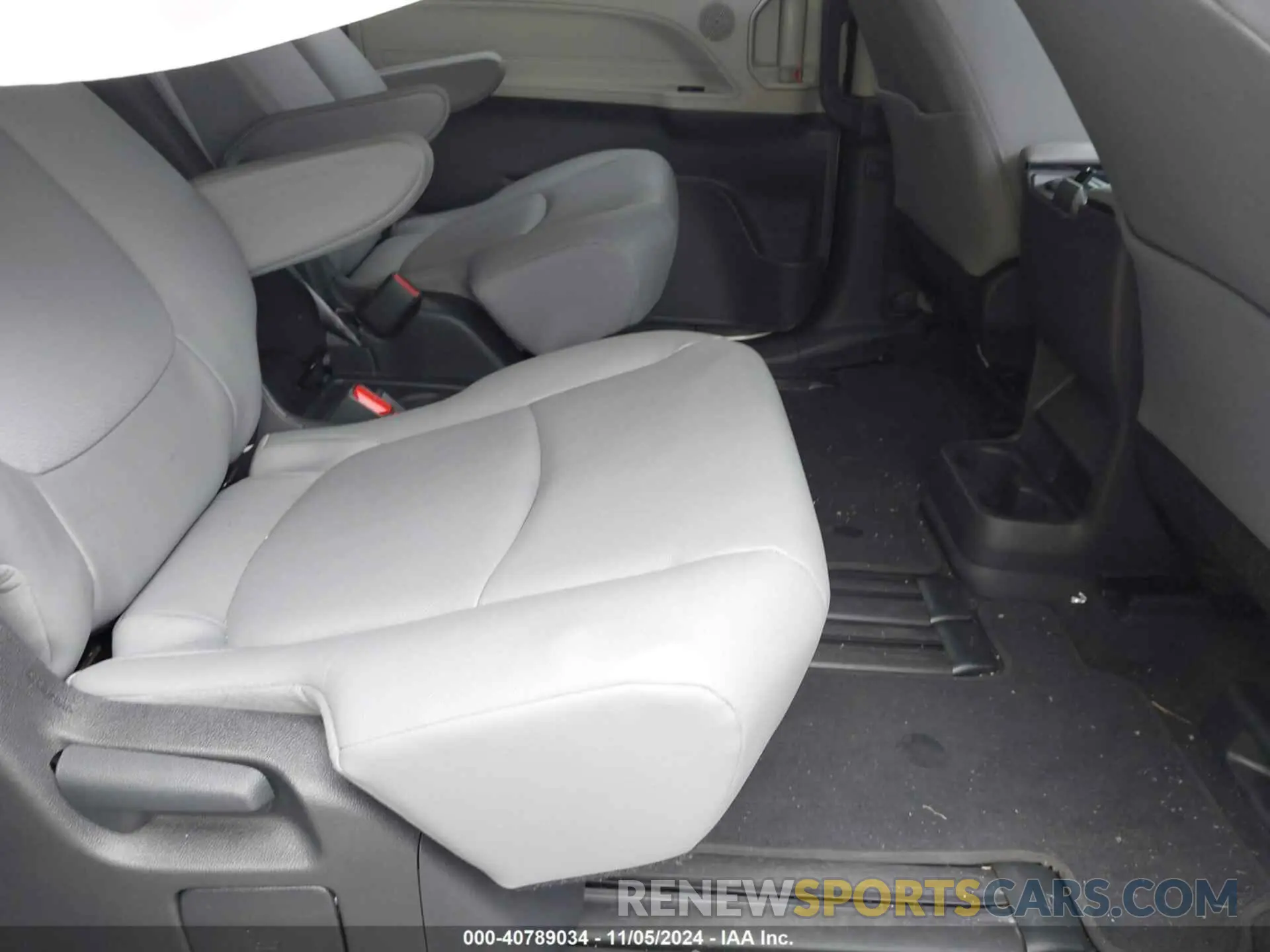 8 Photograph of a damaged car 5TDYRKEC1RS181191 TOYOTA SIENNA 2024